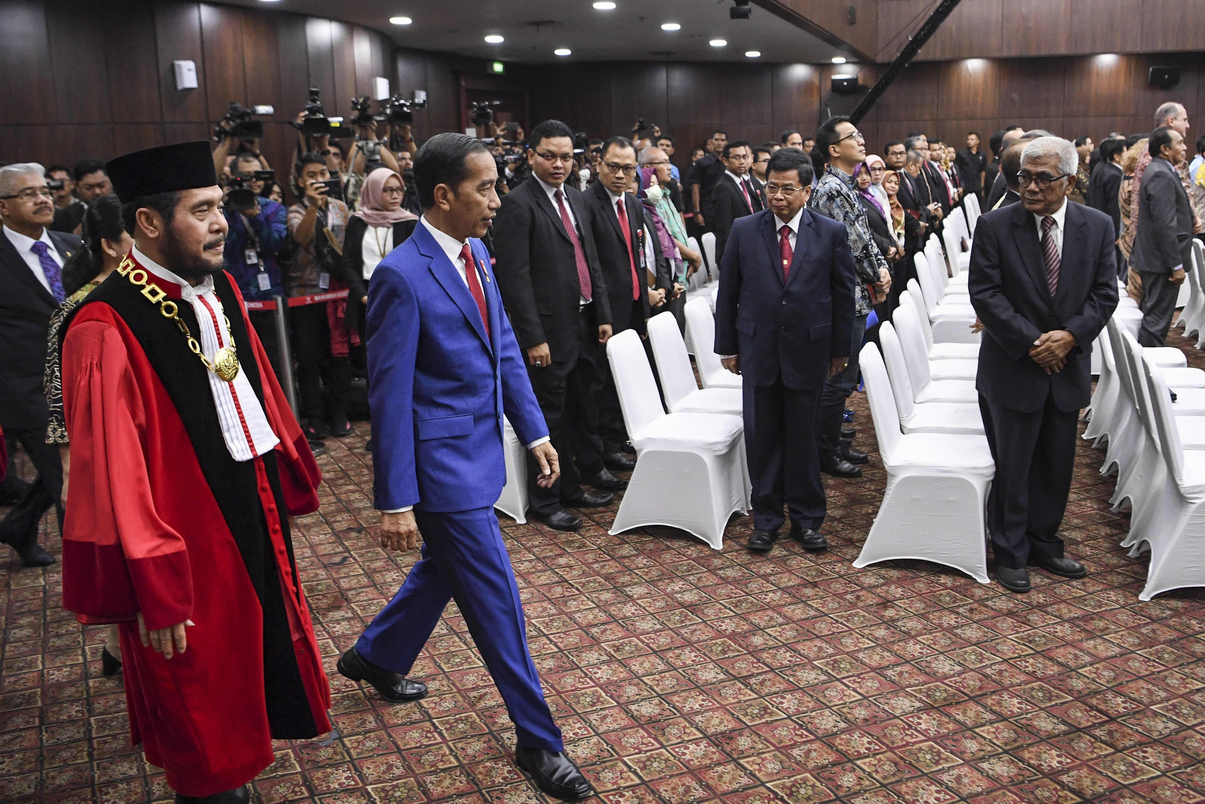 Presiden Joko Widodo bersama Ketua MK Anwar Usman memasuki ruang sidang untuk mengikuti sidang pleno penyampaian laporan 2019.0