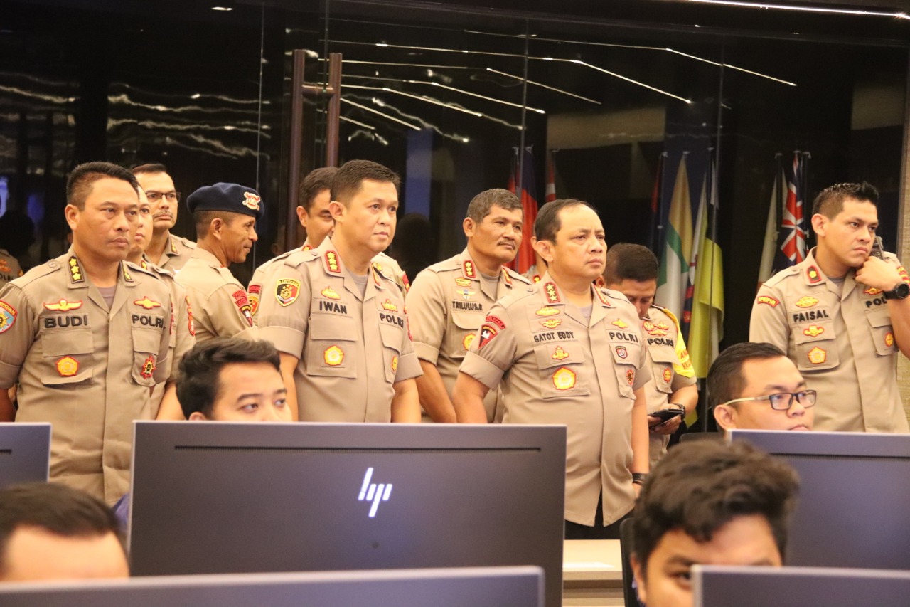 Kapolda Metro Jaya Komjen Gatot Eddy Pramono saat meresmikan ruangan  Subdit IV Tindak Pidana Siber.