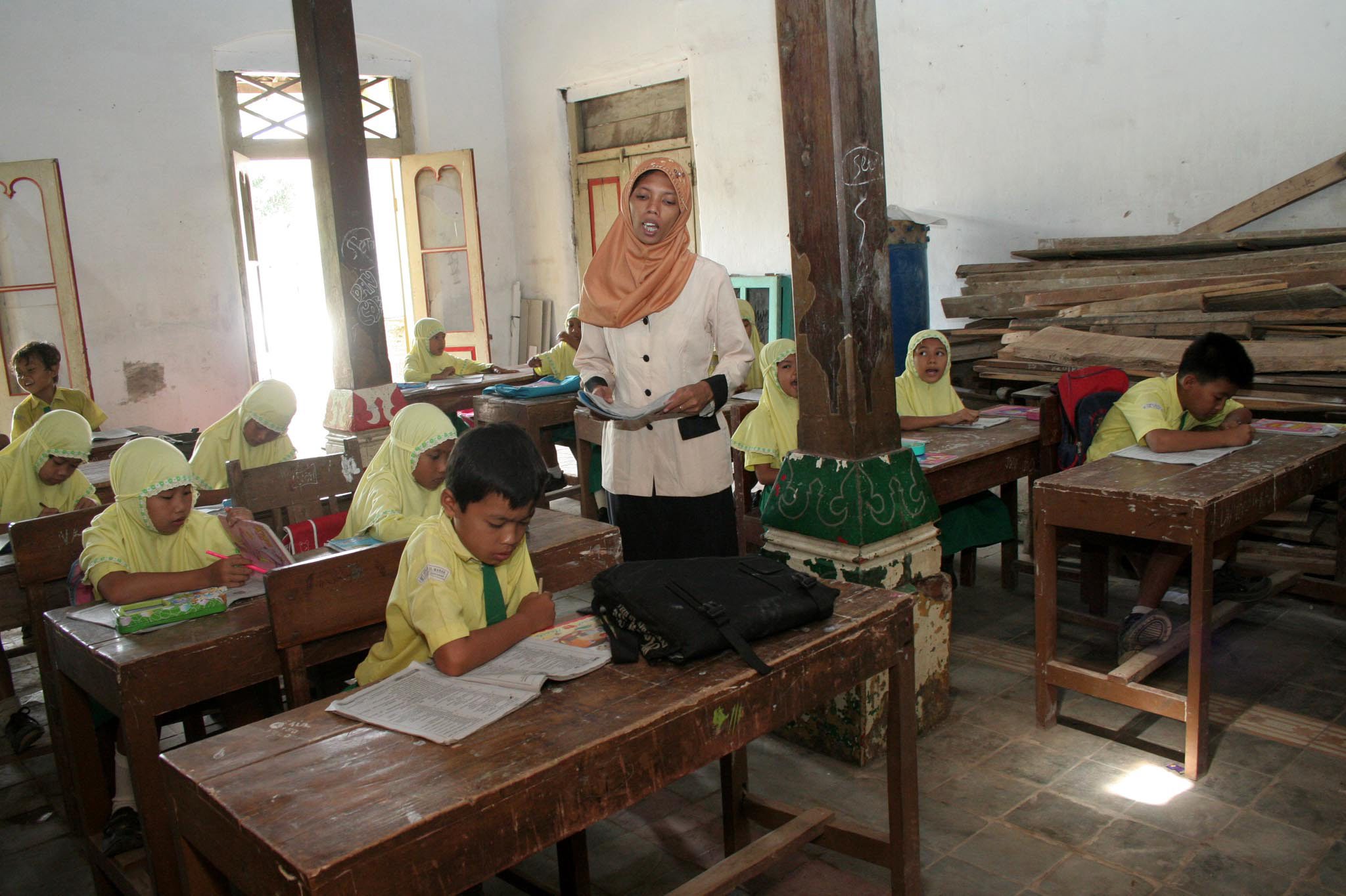 ilustrasi  Sejumlah siswa kelas 4 Madrasah Ibtidaiyah Al Maanar, Desa Tiron, Kecamatan Banyakan, Kediri, Jawa Timur