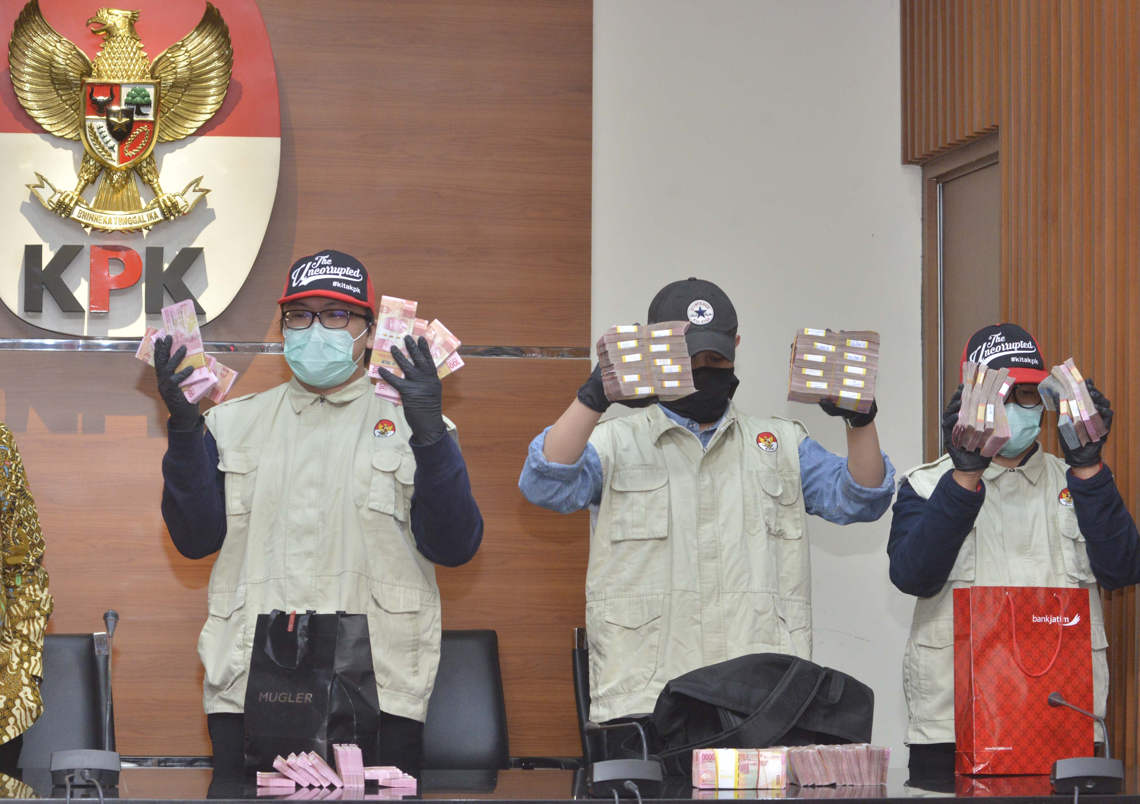 KPK menunjukkan barang bukti OTT Bupati Sidoarjo