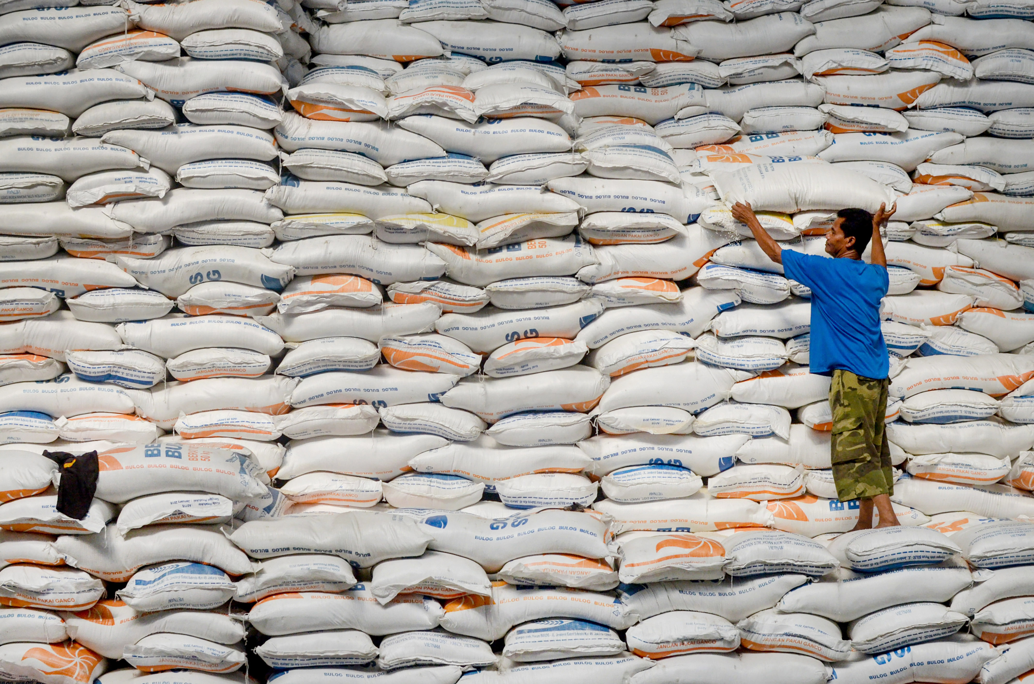 Pekerja mengangkut beras di Gudang Bulog Baru Cisaranten Kidul Perum Bulog, Bandung, Jawa Barat, Jumat (13/12/2019).