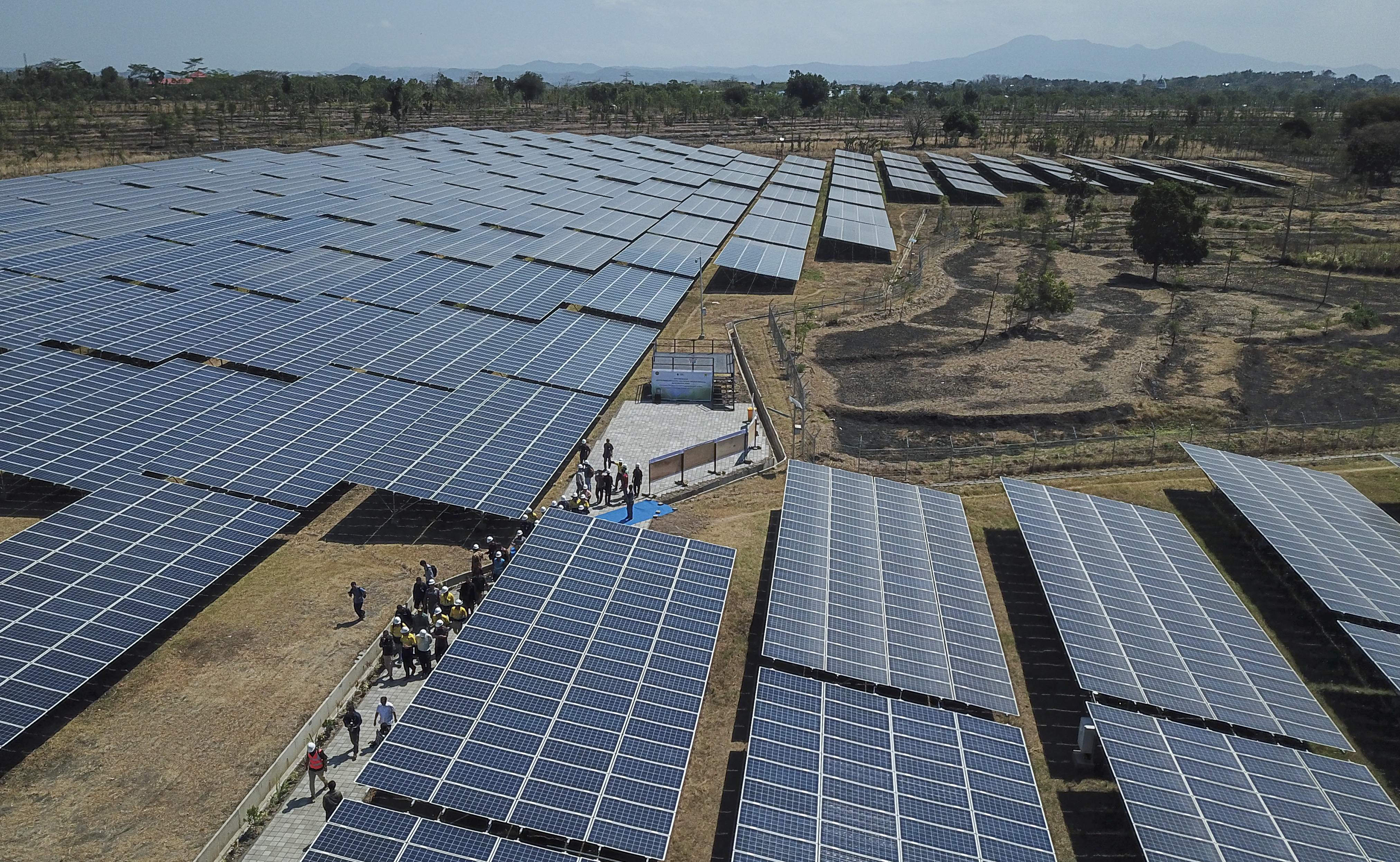 Foto udara kawasan Pembangkit Listrik Tenaga Surya (PLTS) di Desa Sengkol, Kecamatan Pujut, Praya, NTB.