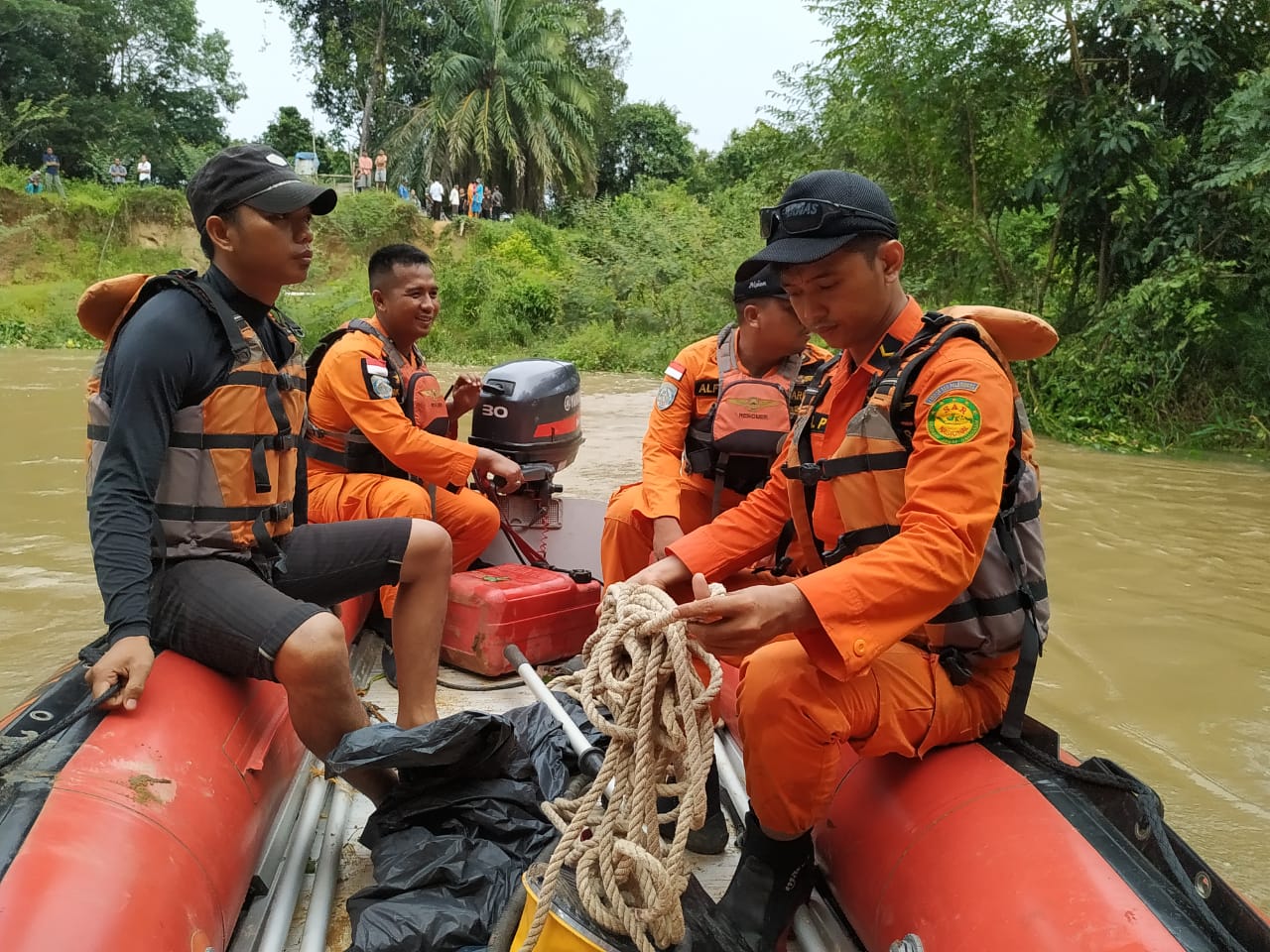 Tim SAR melanjutkan pencarian korban tenggelam di Desa Aur, Kecamatan Lubai, Muara Enim, Sumsel. 