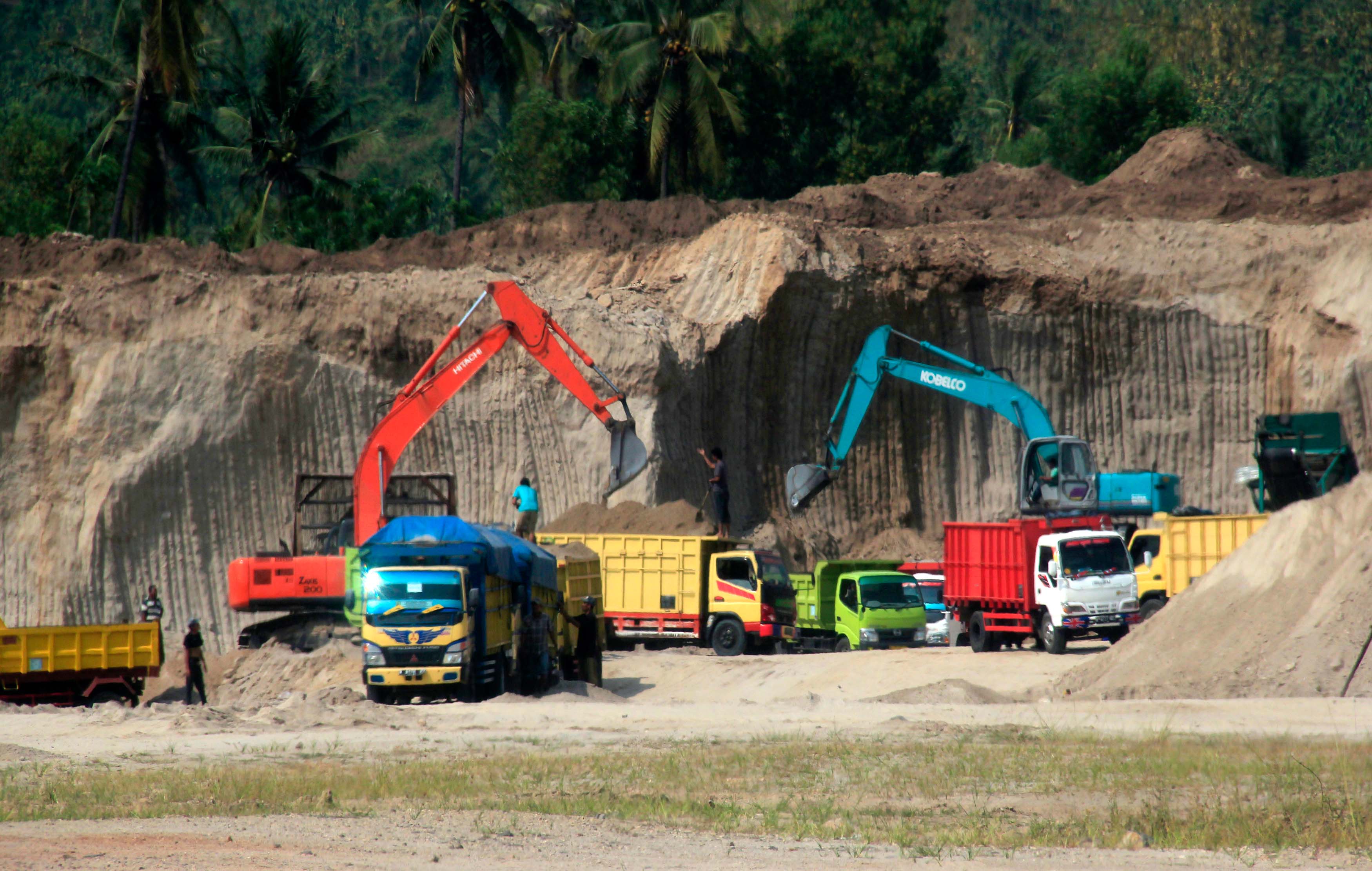 Sejumlah truk memuat pasir di tempat galian tambang ilegal di Kampung Cirenong, Lebak Denok, Cilegon, Banten.