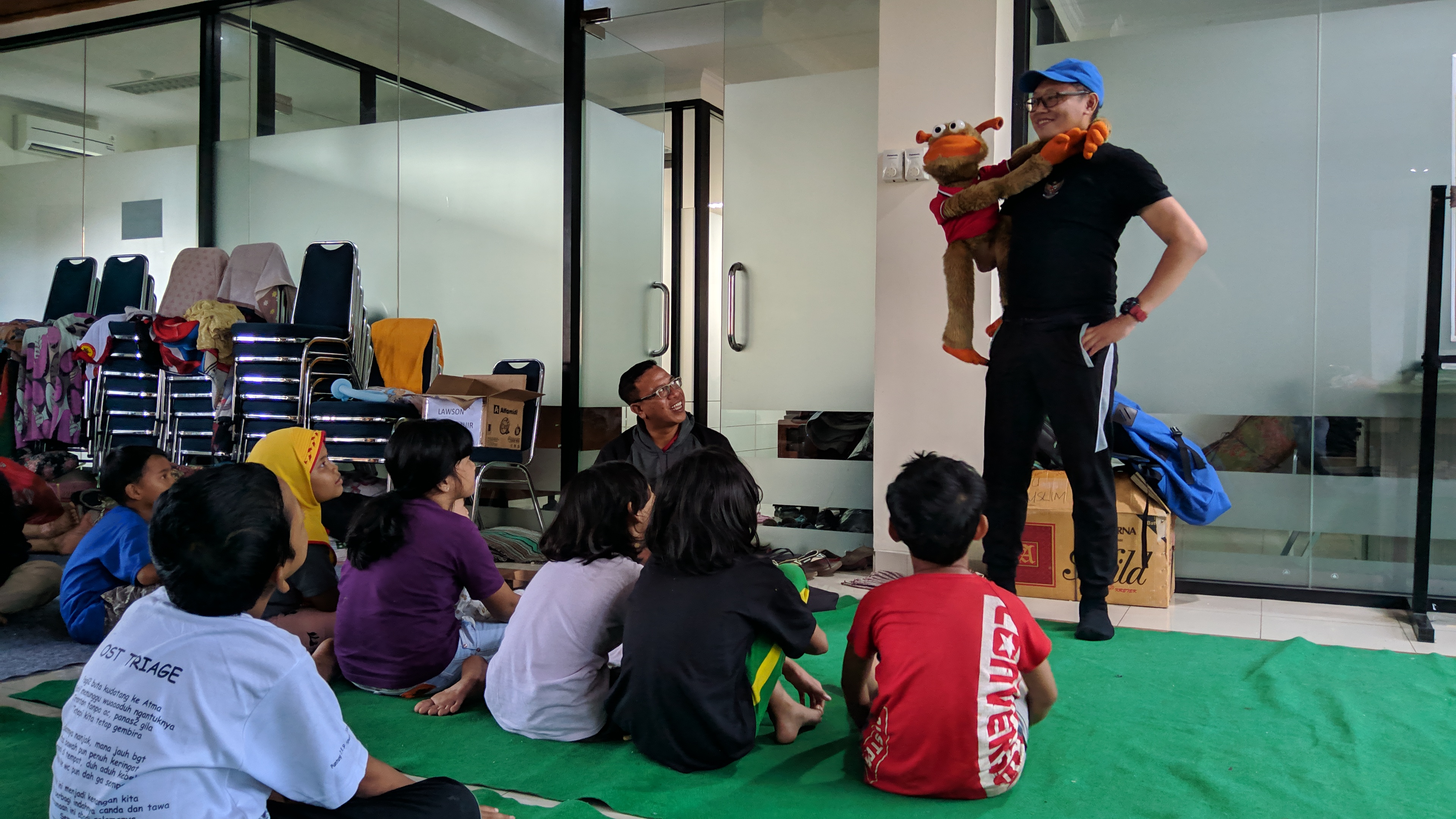 Iwan Manga bersama Ngux menghibur anak-anak korban banjir di posko pengungsian Kantor Kelurahan Bukit Duri, Sabtu (4/1)