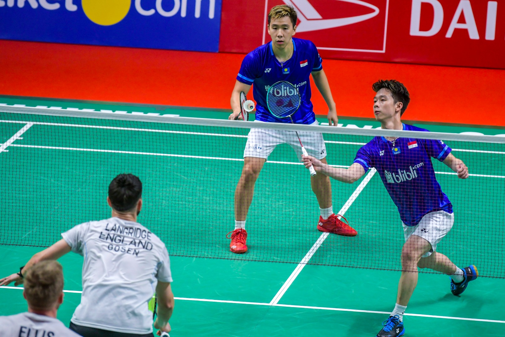 Pebulu tangkis ganda putra Indonesia Kevin Sanjaya Sukamuljo (kanan) disaksikan rekannya Marcus Fernaldi Gideon