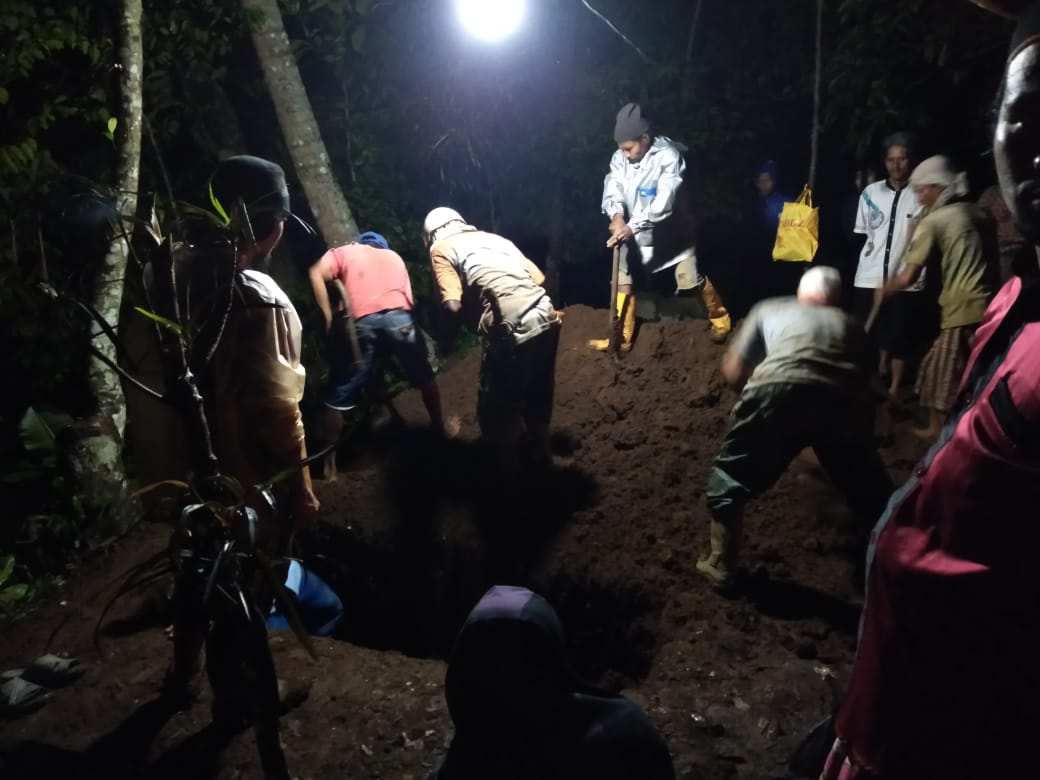 Pemakaman Emuh yang tewas akibat digigit ular di Tasikmalaya.