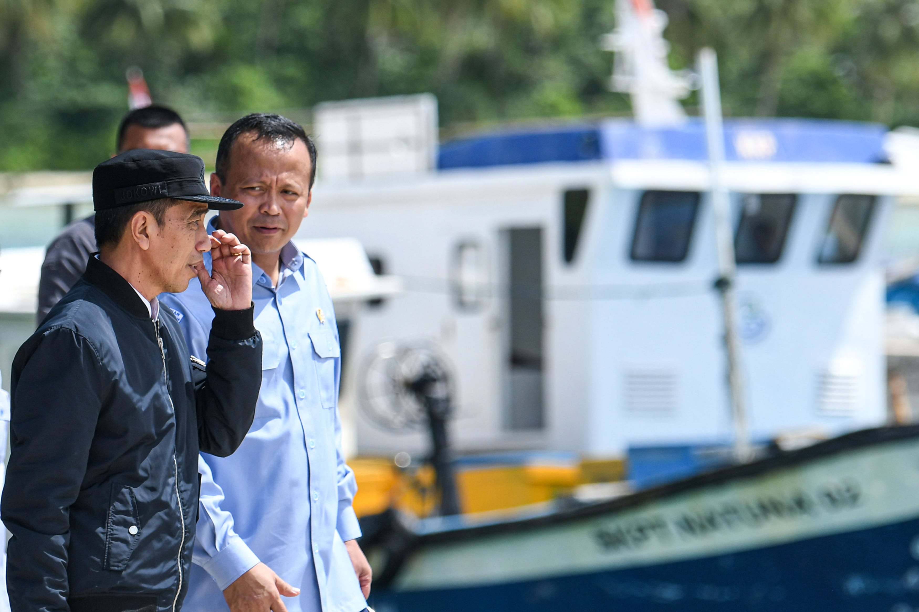  Presiden Joko Widodo berbincang dengan Menteri KKP  Edhy Prabowo di di Sentra Kelautan Perikanan Terpadu Selat Lampa Natuna, Kepri