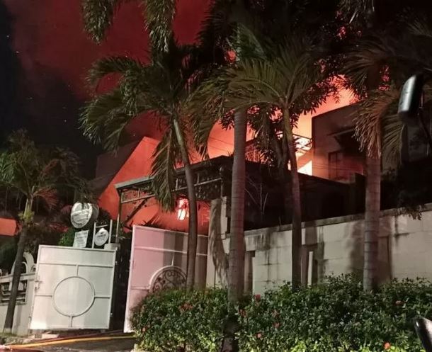 Api melalap rumah berlantai dua di Jalan Mirah Kencana Blok C-4 Nomor 48, Permata Hijau, Jakarta Selatan