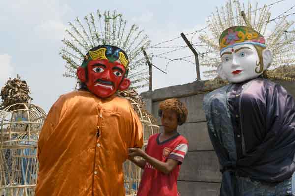 Seorang perajin menyelesaikan pembuatan ondel-ondel di kawasan Pasar Senen, Jakarta.