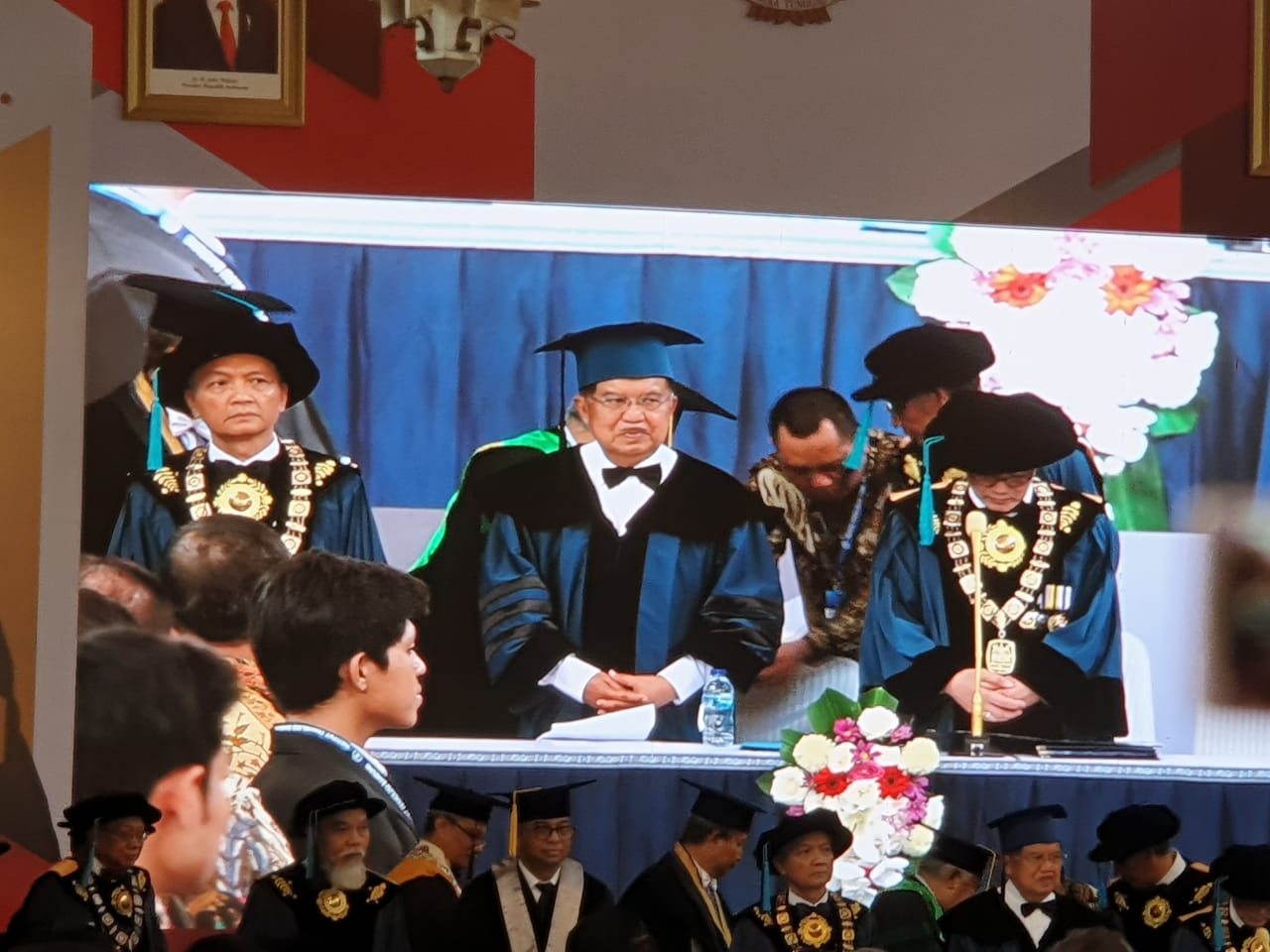 Mantan Wakil Presiden Jusuf Kalla saat menerima gelar doktor kehormatan dari ITB