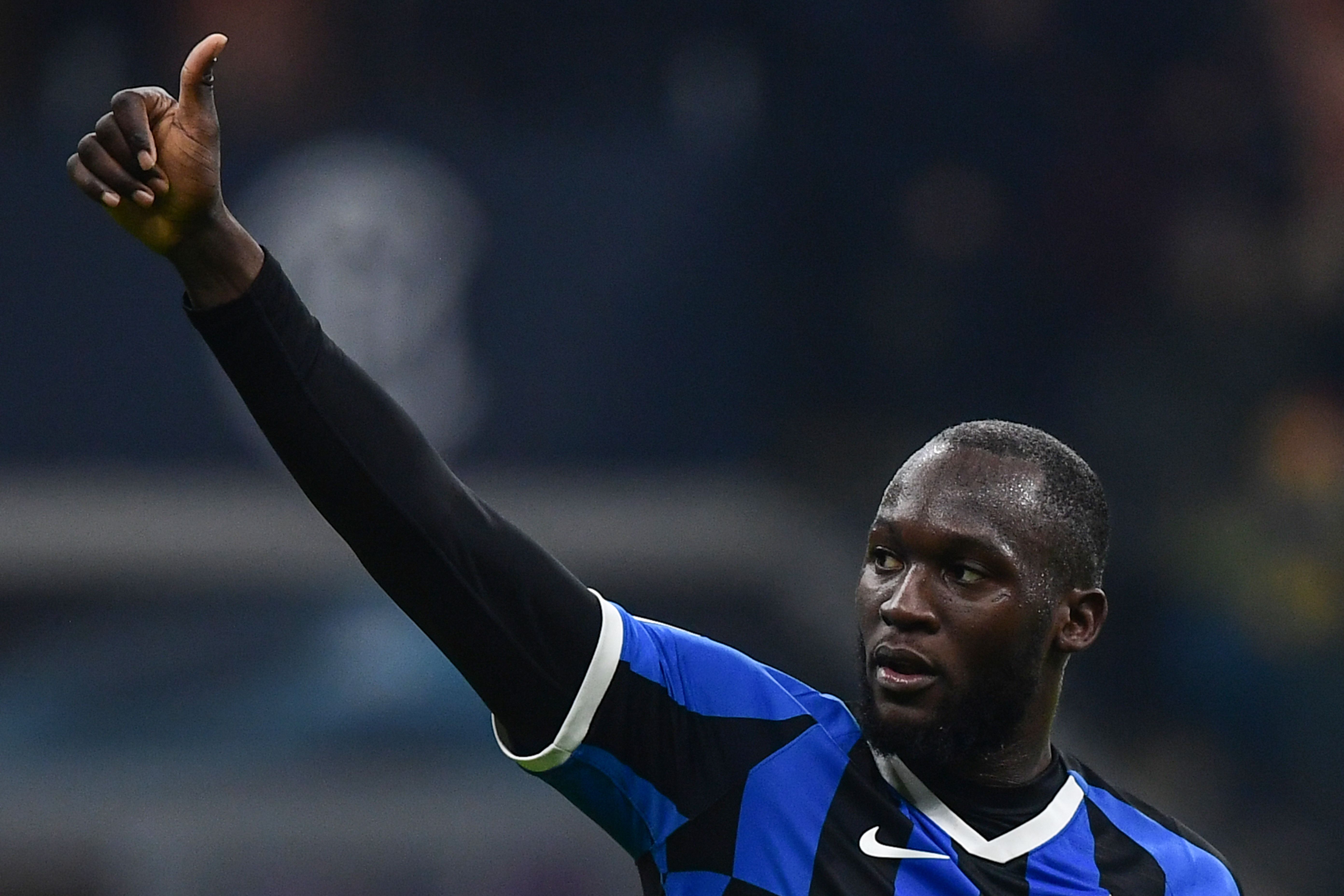 Penyerang Inter Milan Romelu Lukaku menyapa suporter Milan saat timnya melawan Cagliari pada babak 16 besar Coppa Italia.