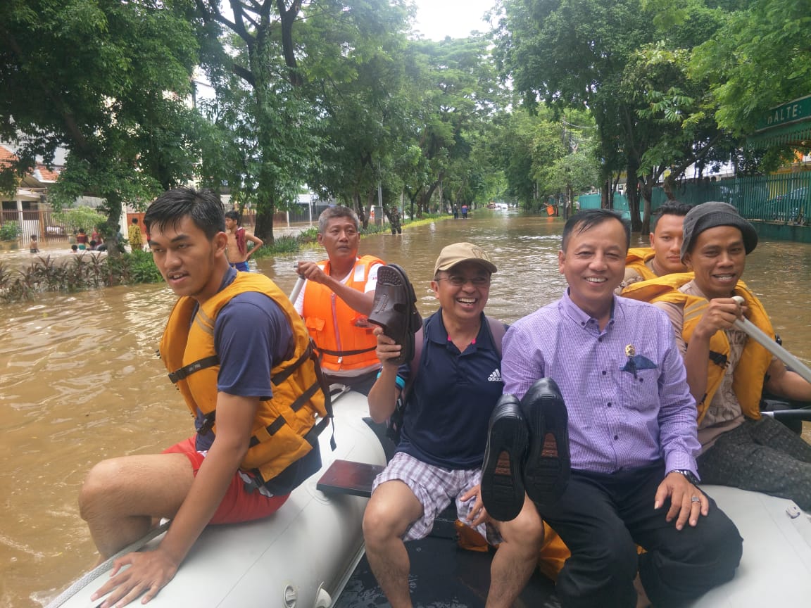 Hakim PN Tipikor naik perahu karet untuk bertugas