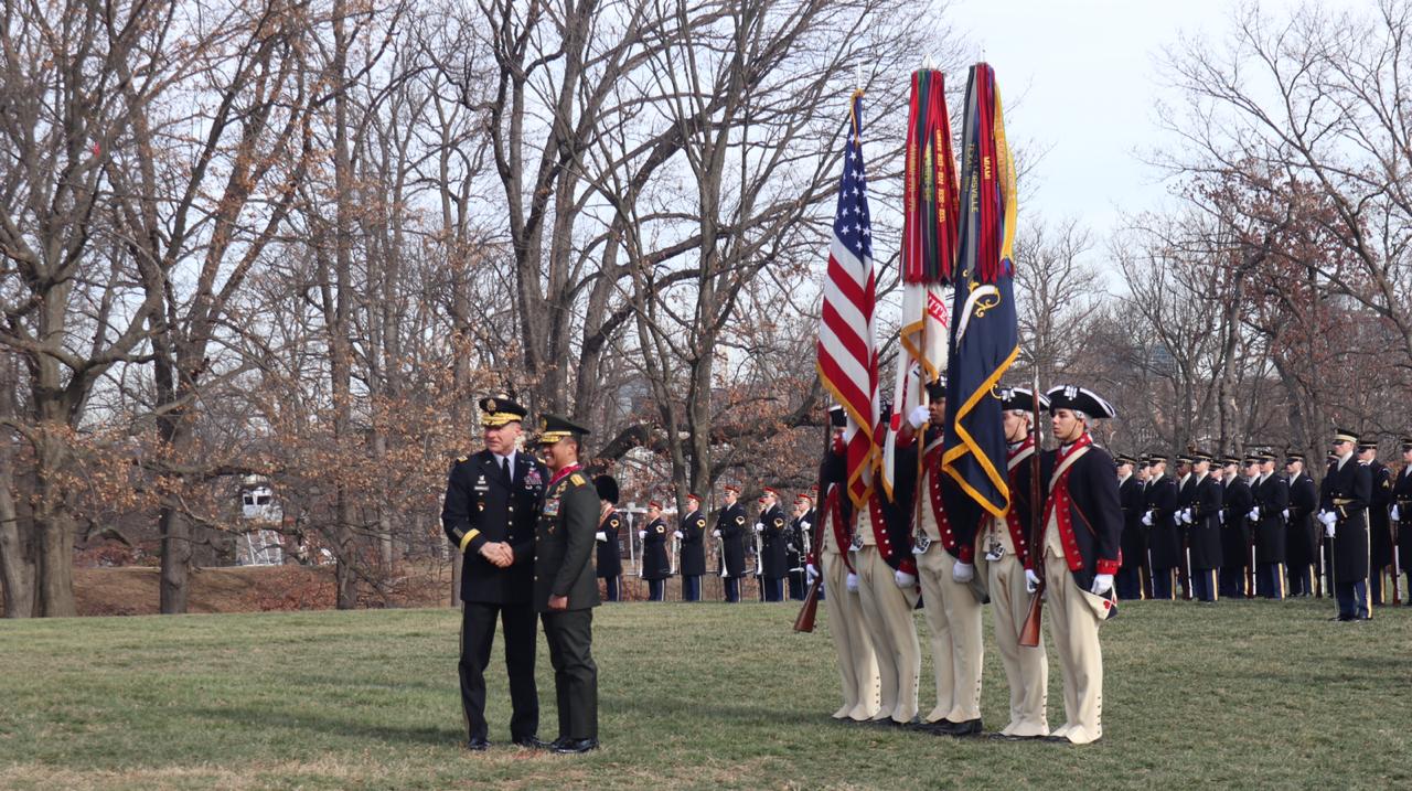 KSAD jenderal Andika Perkasa menerima penghargaan dari Angkatan Darat AS