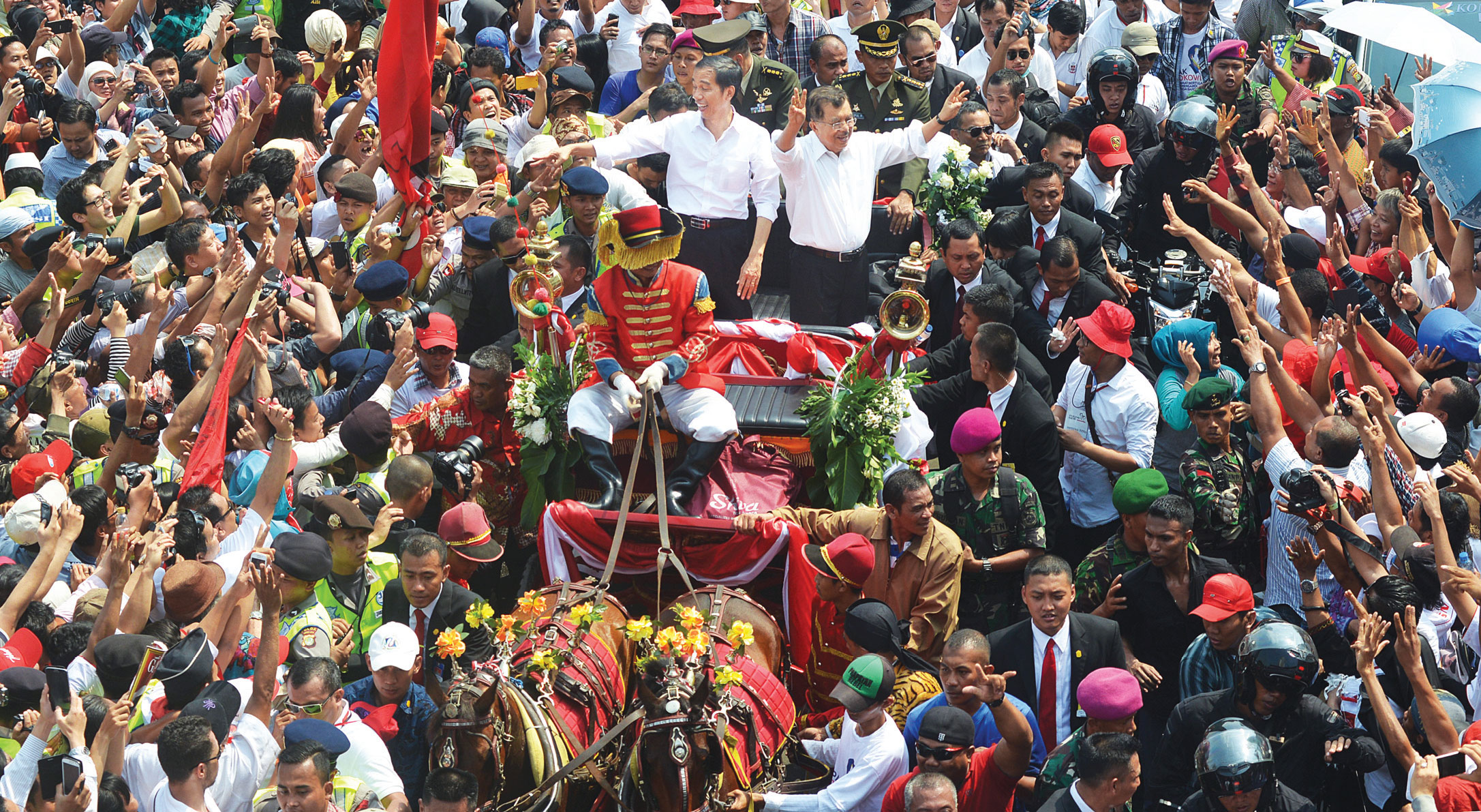 Presiden Joko Widodo dan Wakil Presiden Jusuf Kalla menyapa rakyat yang memadati kawasan Bundaran HI, Jakarta, saat kirab budaya