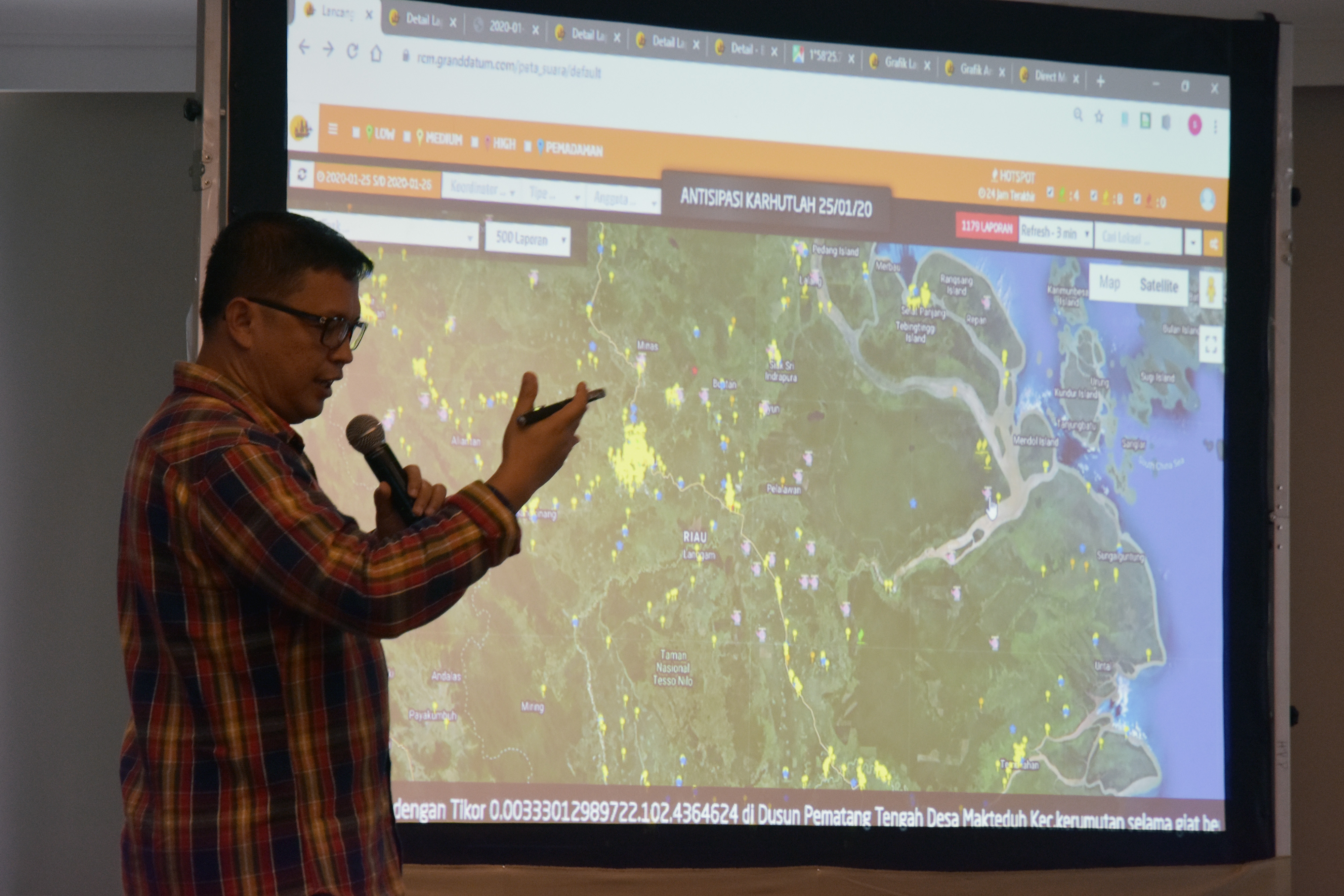 Kapolda Riau Irjen Pol Agung Setya Imam Efendi melakukan pemantauan penanganan karhutla menggunakan sistem Dashboard Lancang Kuning