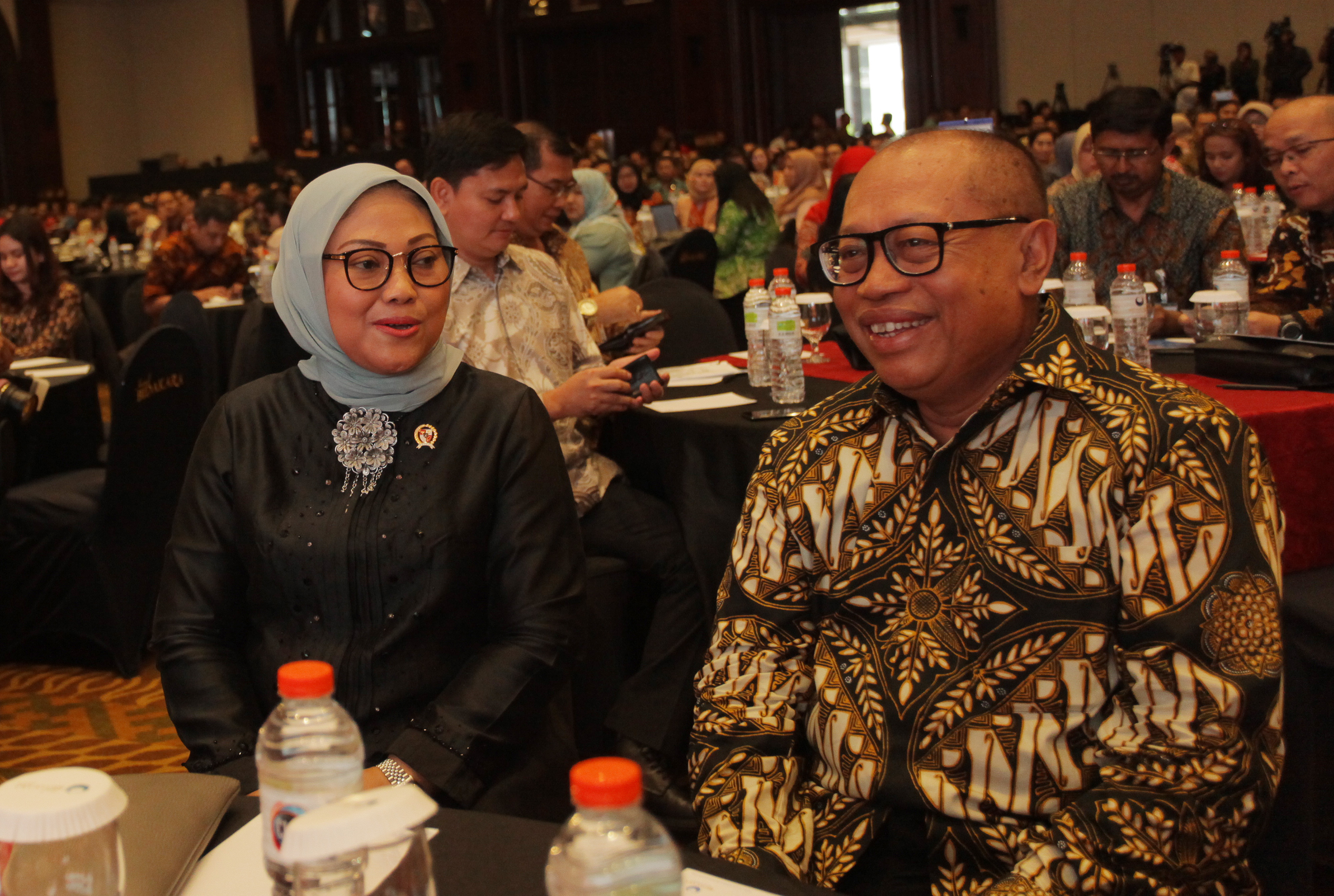 Menteri Ketenagakerjaan, Ida Fauziyah, didampingi Dirut BPJS Ketenagakerjan, Agus Susanto, berbincang pada sosialisasi kenaikan manfaat.