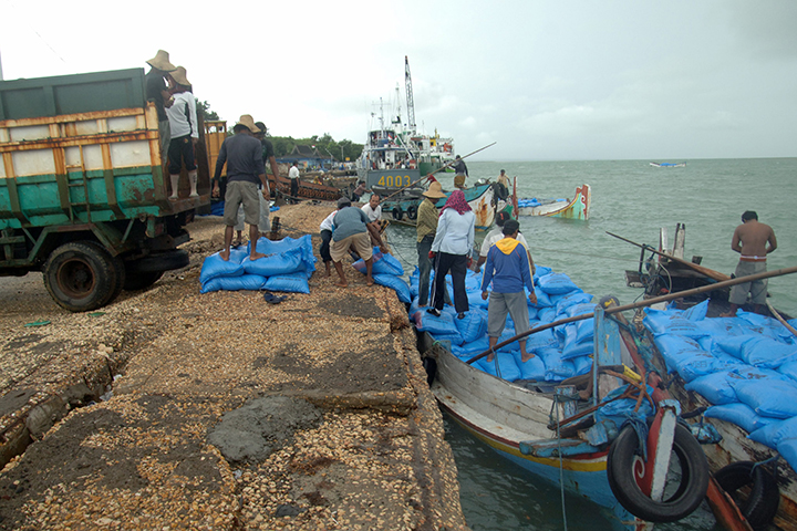 Aktivitas di pelabuhan Kalianget