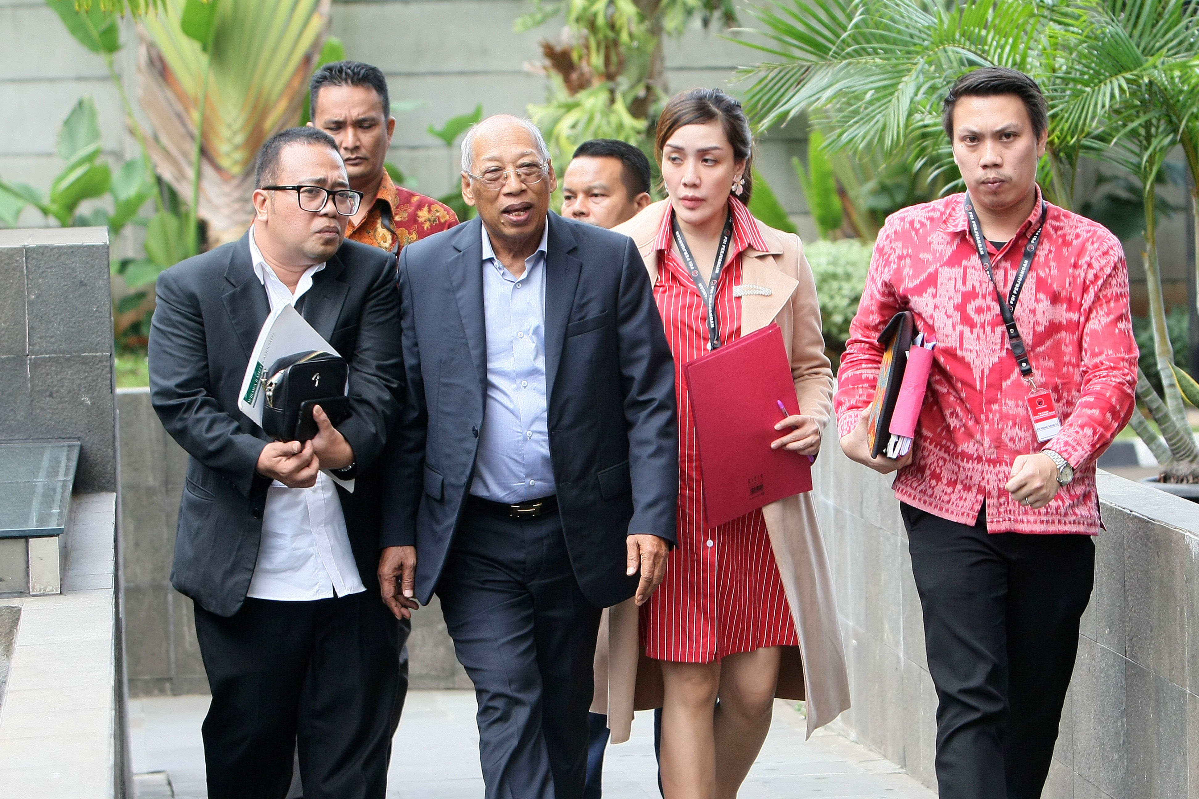 Tim hukukm PDIP di kantor KPK