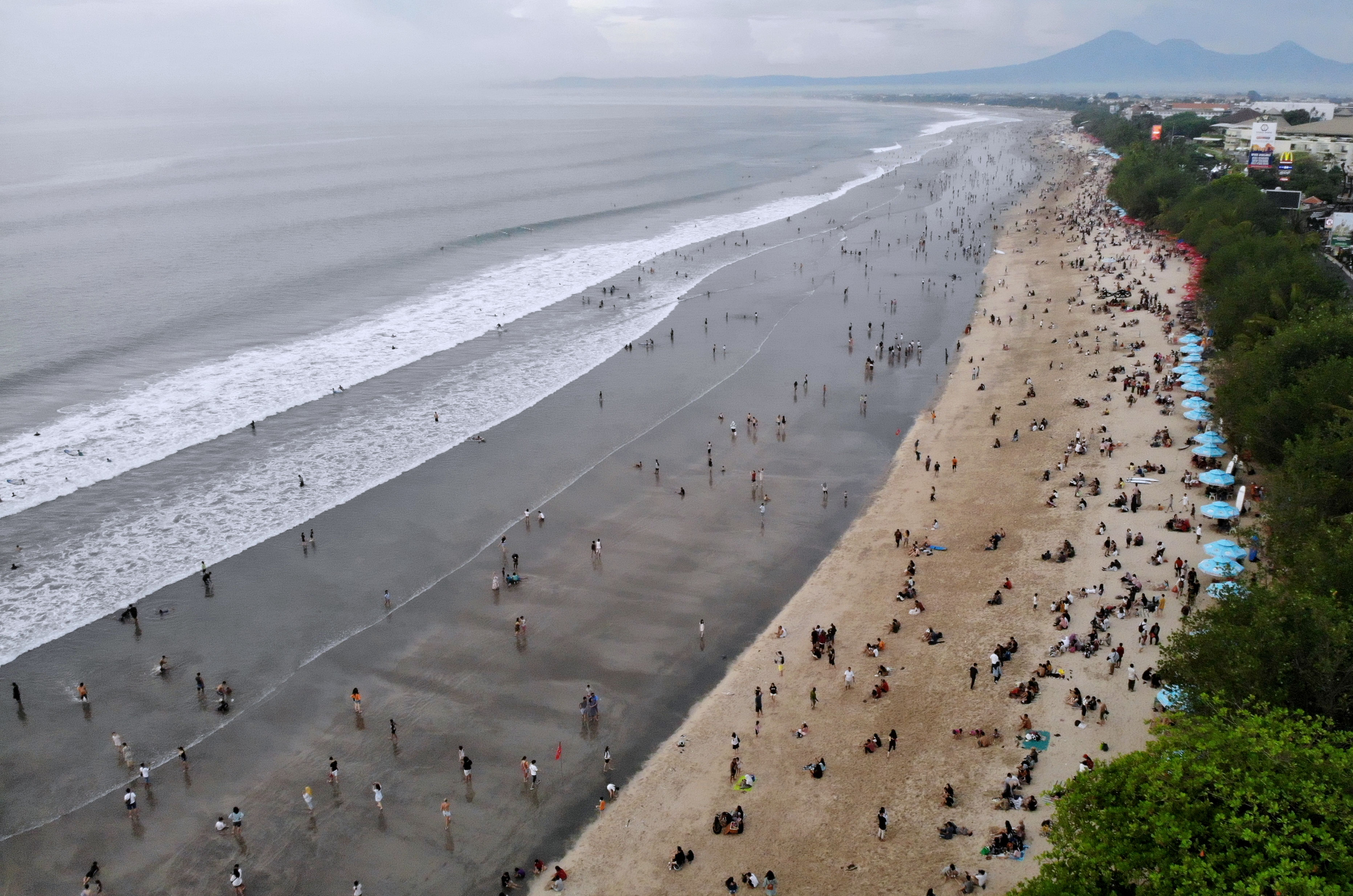 Wisatawan memadati kawasan wisata Pantai Kuta, Badung, Bali.