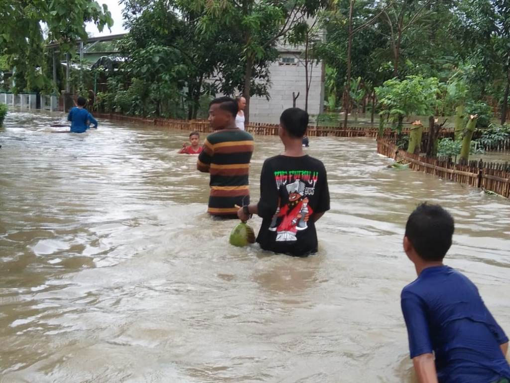 Banjir merendam ratusan rumah di Desa Sumuradem, Kecamatan Sukra, Kabupaten Indramayu, Kamis, 9 Januari 2020. 