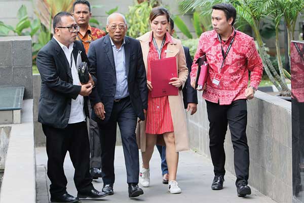 Koordinator tim hukum PDIP I Wayan Sudirta (ketiga dari kiri) dan rombongan mendatangi Gedung KPK di Jakarta, kemarin.