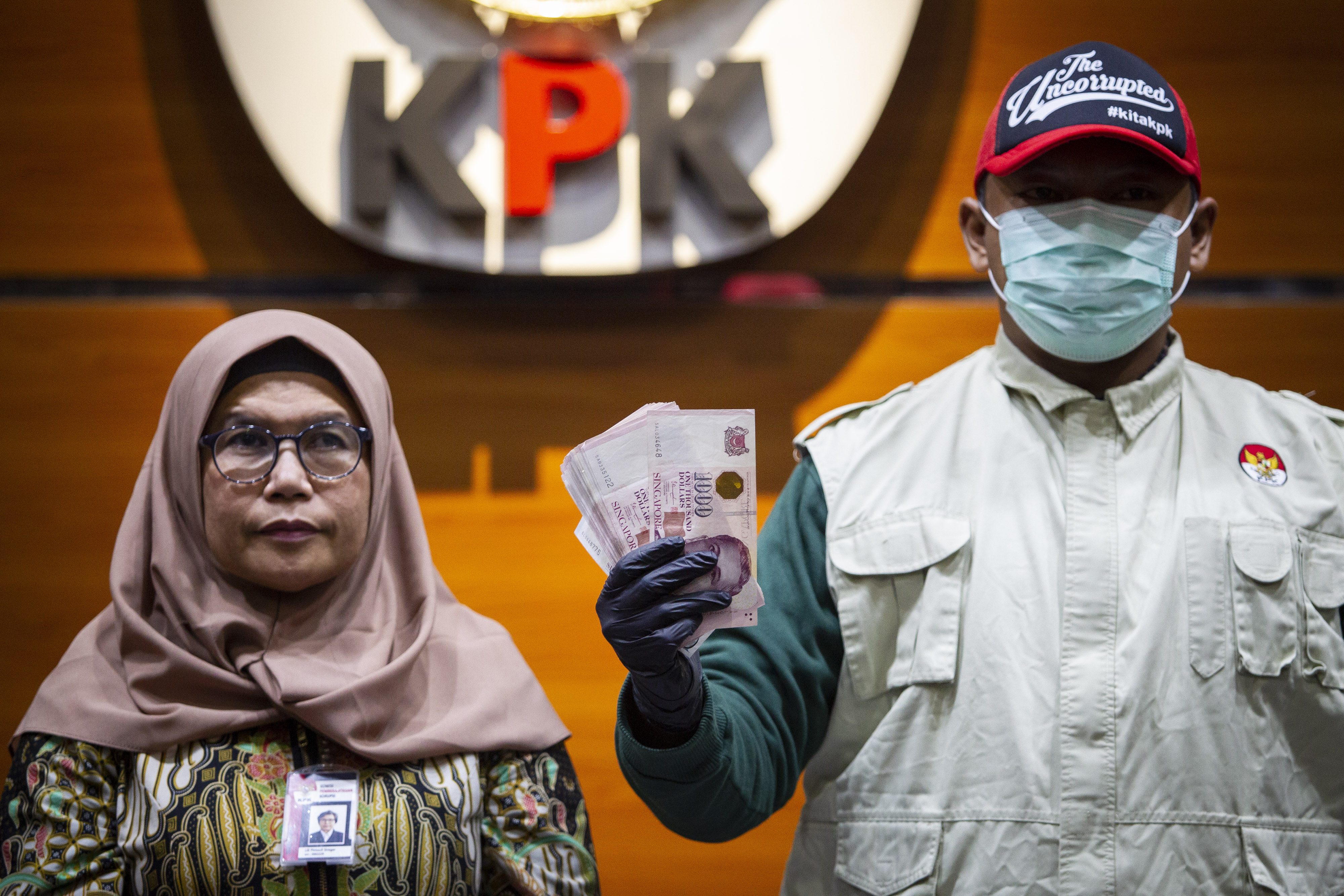  Wakil Ketua KPK Lili Pintauli Siregar (kiri) menyaksikan penyidik menunjukkan barang bukti operasi tangkap tangan (OTT) KPK