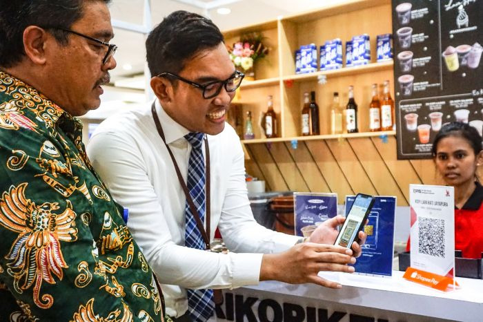 Kepala Perwakilan Bank Indonesia Papua, Naek Tigor Sinaga (kiri) mengecek pembayaran nontunai menggunakan 