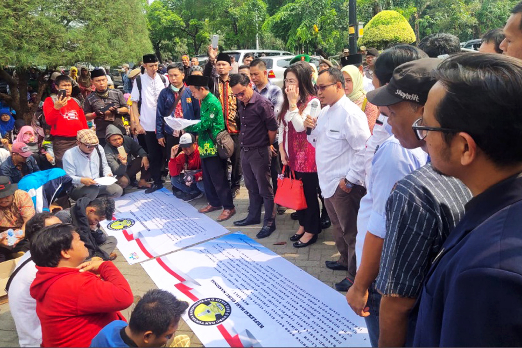 Ratusan guru tenaga kerja kontrak (TKK) berunjuk rasa di halaman gedung DPRD Bekasi, Jawa Barat, Jumat (29/11/2019)