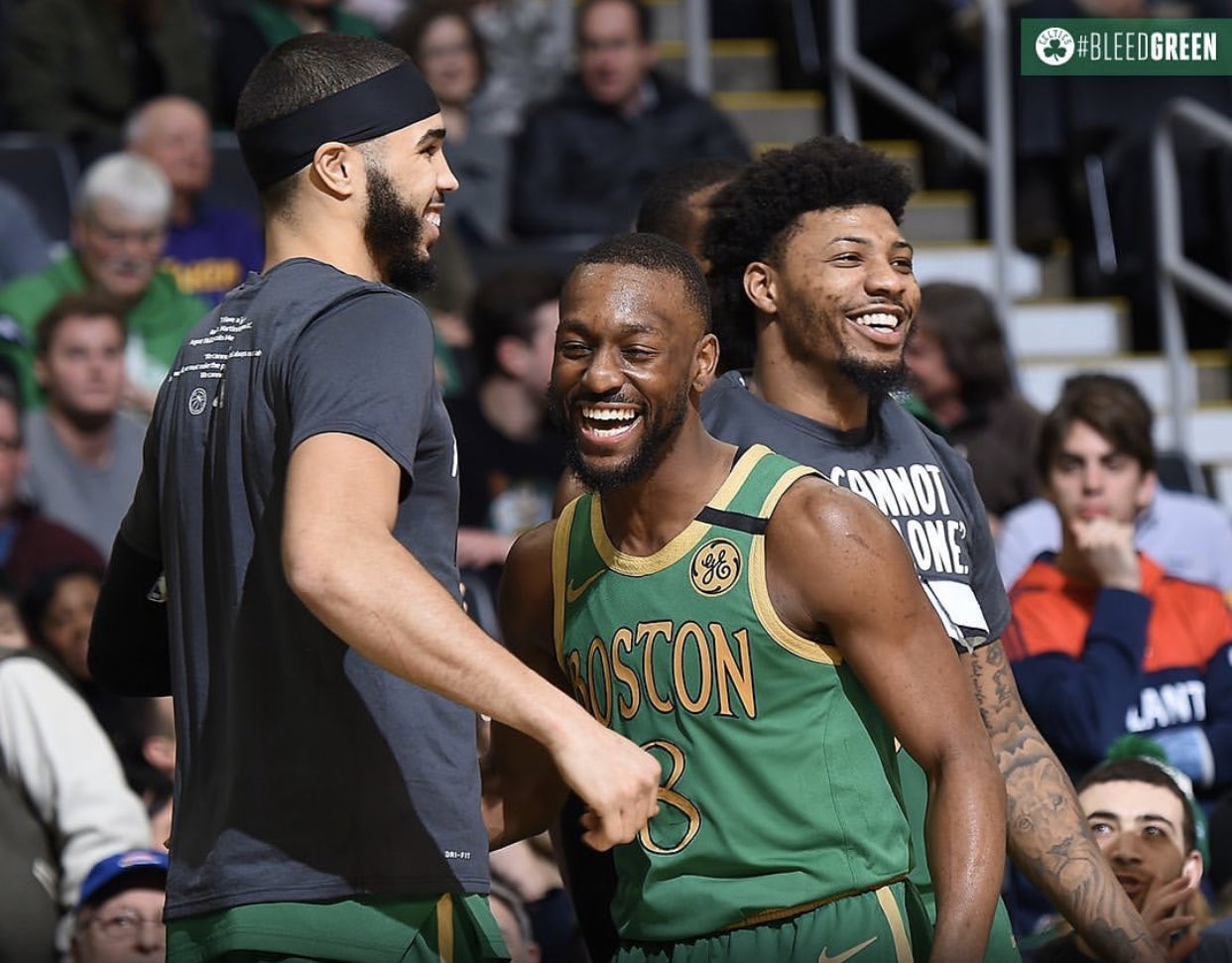 Para pemain Boston Celtics bereaksi dalam laga NBA melawan Los Angeles Lakers.