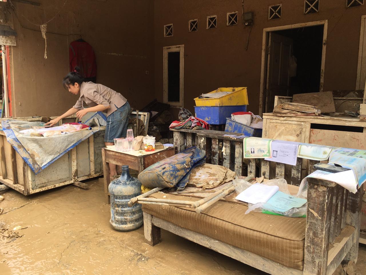 Warga Perumahan Pondok Gede Permai (PGP) Kota Bekasi mengeringkan berbagai dokumen berharga miliknya yang terendam banjir.