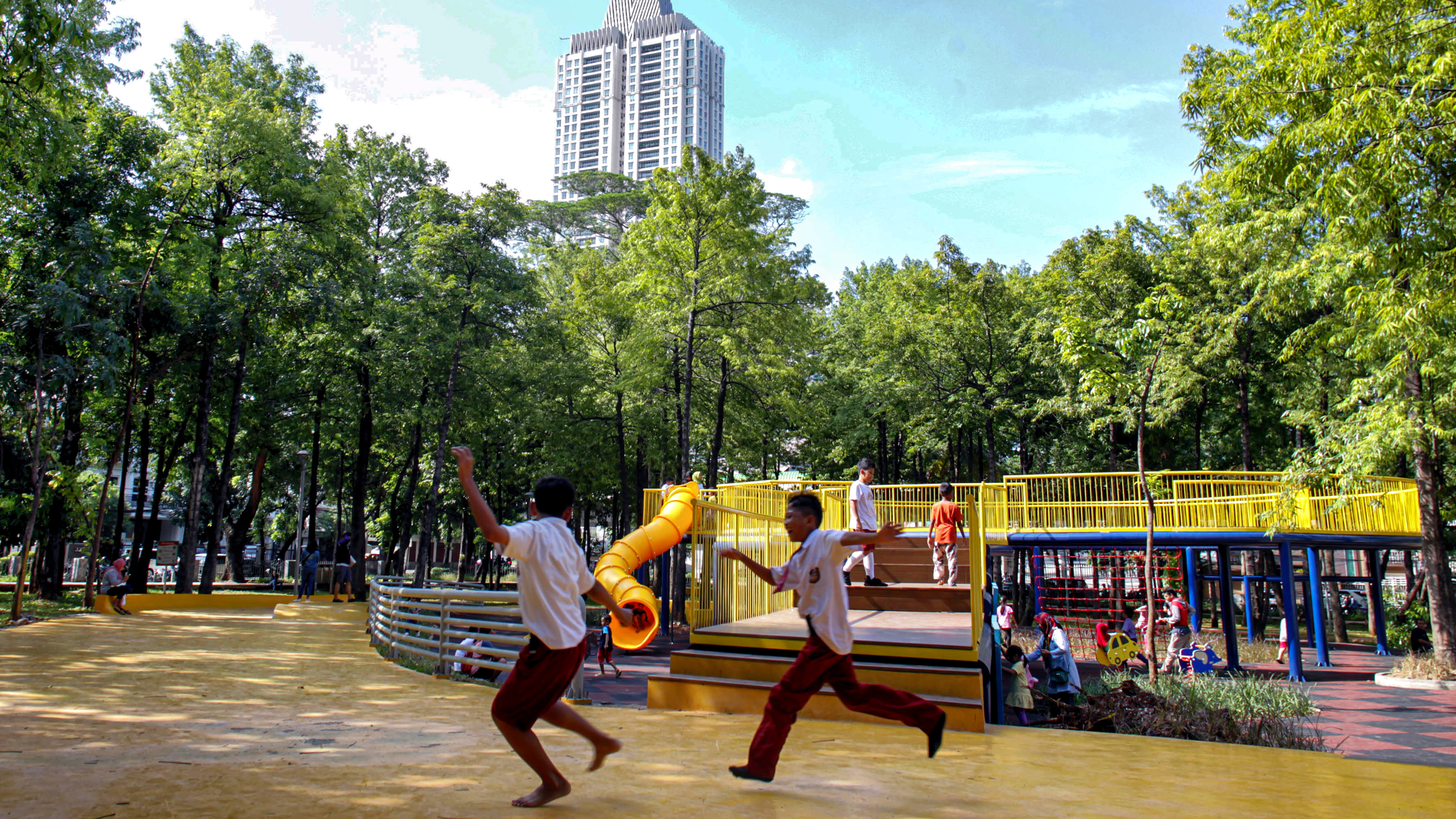 Anak-anak bermain di kawasan Taman Puring, Kebayoran Baru, Jakarta, Selasa (14/1/2020). 