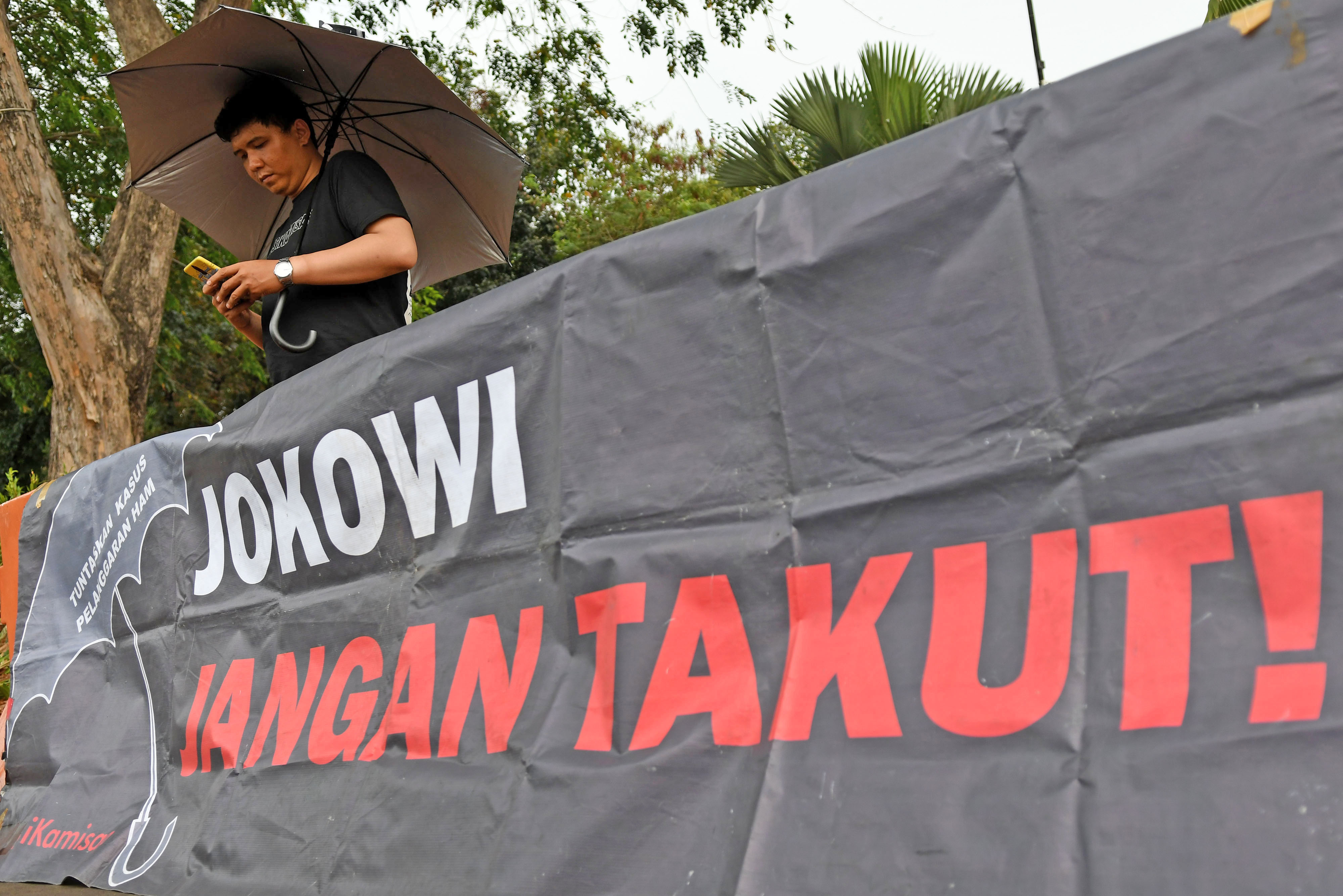 Aktivis mengikuti aksi Kamisan ke-605 di depan Istana Merdeka, Jakarta, Kamis (10/10/2019). 