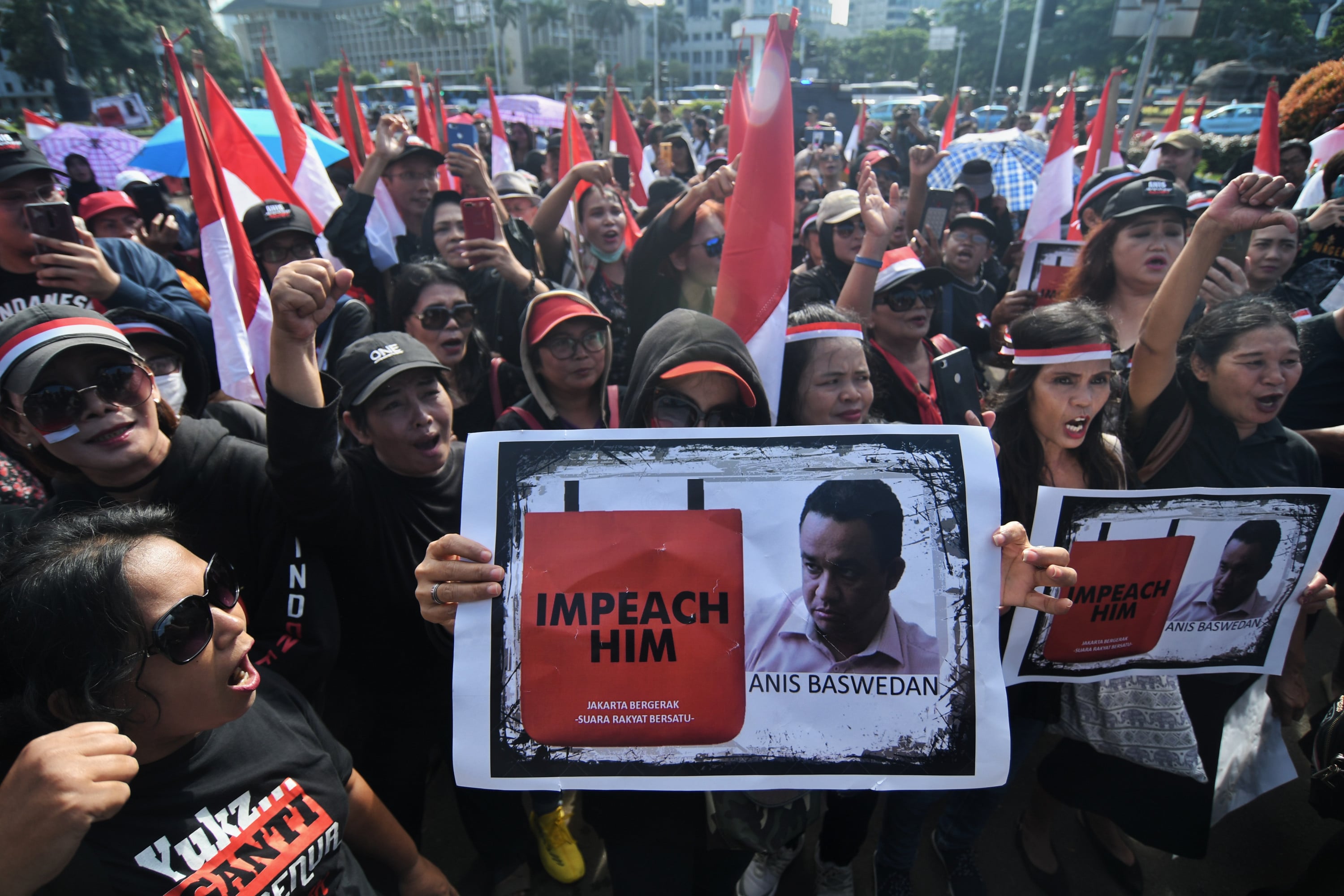  masa aksi dari Kontra Gubernur DKI Jakarta Anies Baswedan menggelar aksi di sekitaran Patung Kuda, Jakarta, Selasa (14/1/2019