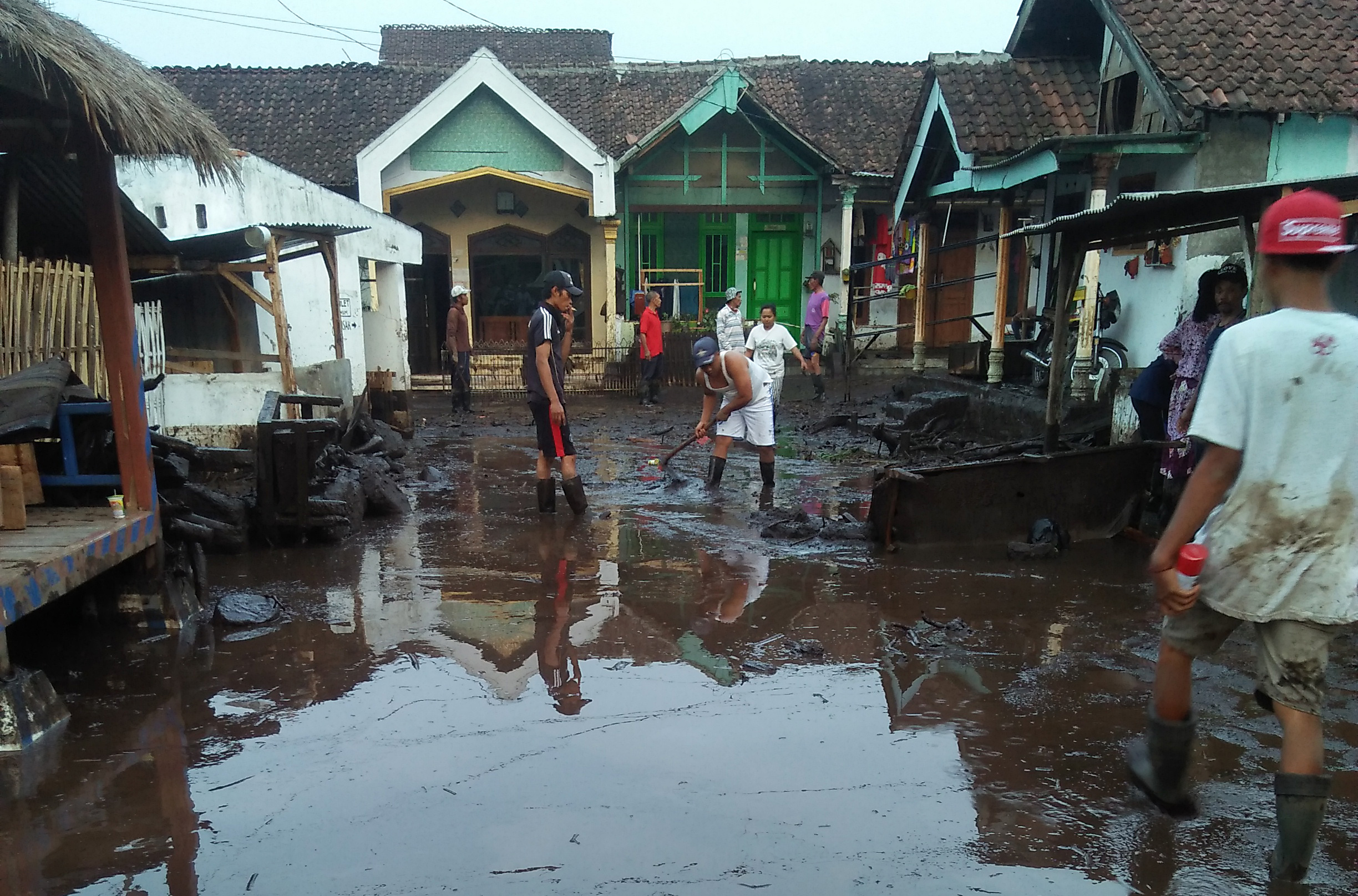  Banjir bandang dari Pegunungan Ijen membawa material lumpur dan kayu berdampak pada 200 rumah di Desa Sempol, Bondowoso