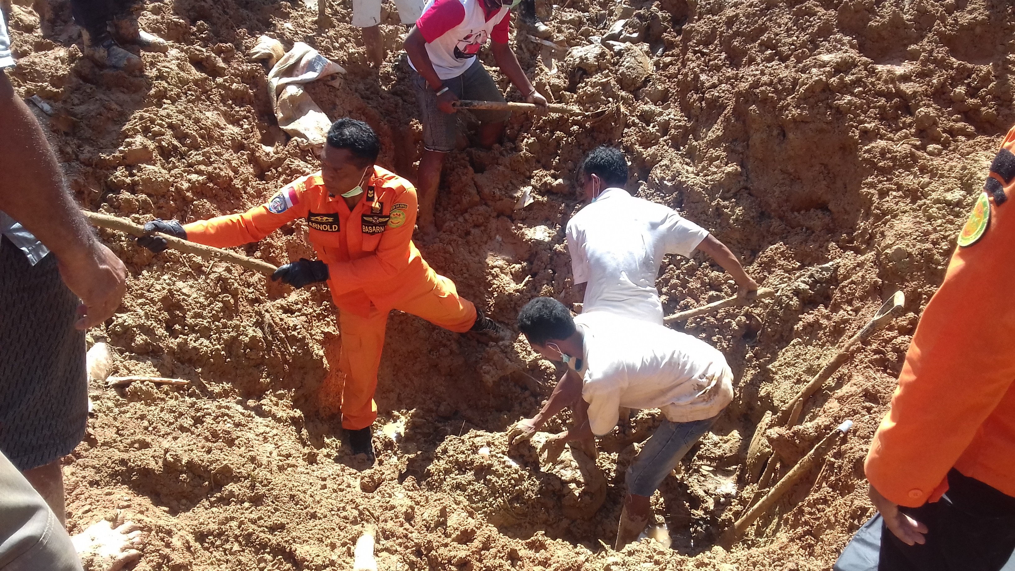 Korban longsor dan angin kencang mendapat bantuan dari BPBD Manggarai Timur, Nusa Tenggara Timur 
