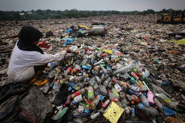 Pemulung mengais sampah dan botol plastik diantara timbunan sampah di TPA Cipayung, Depok, Jawa Barat, Selasa (22/1/2020).