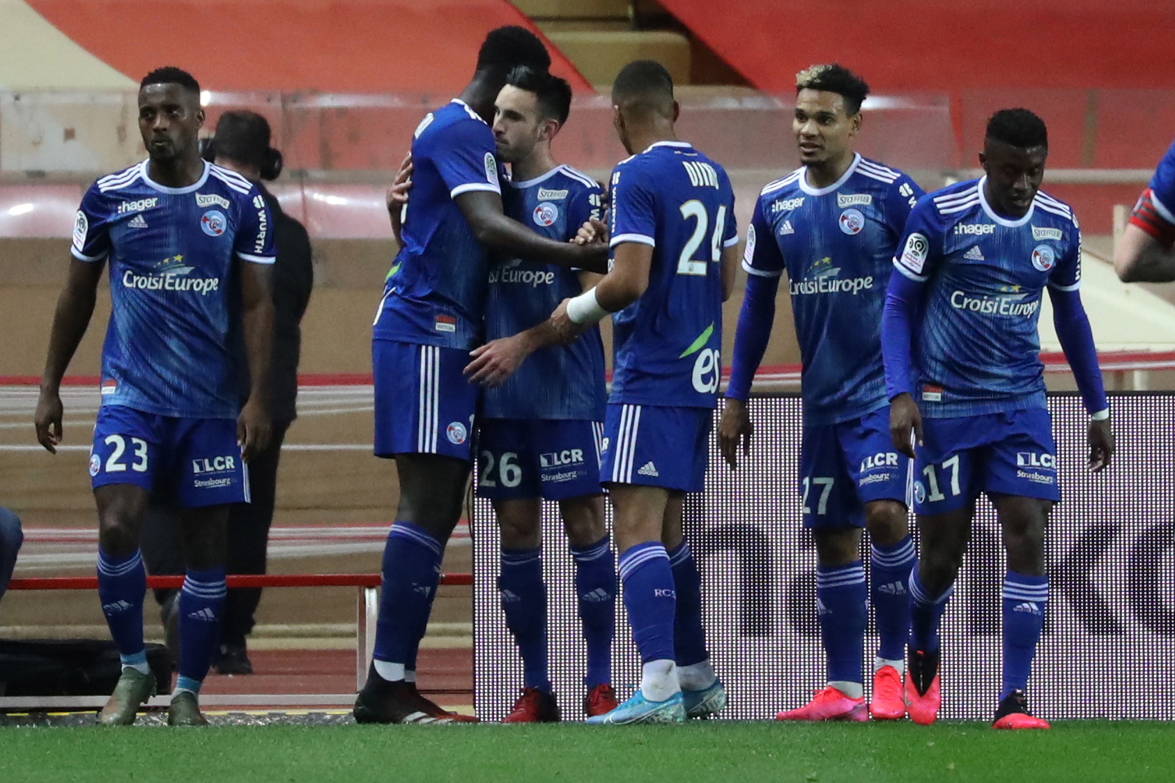 Para pemain Streasbourg melakukan selebrasi usai mencetak gol ke gawang Monaco
