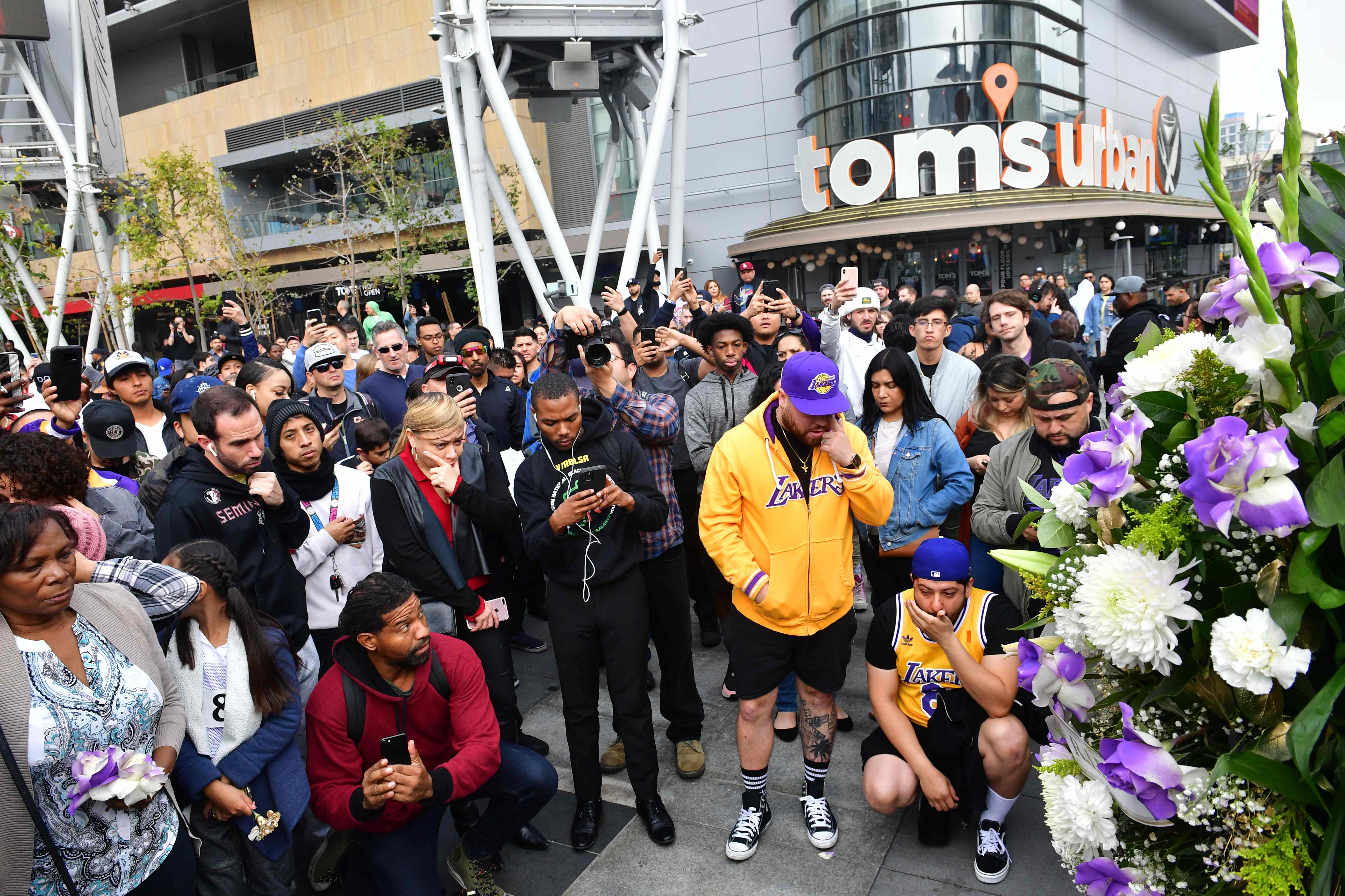 Sejumlah orang berkumpul di depan altar yang didirikan untuk mengenang Kobe Bryant yang tewas dalam kecelakaan helikopter