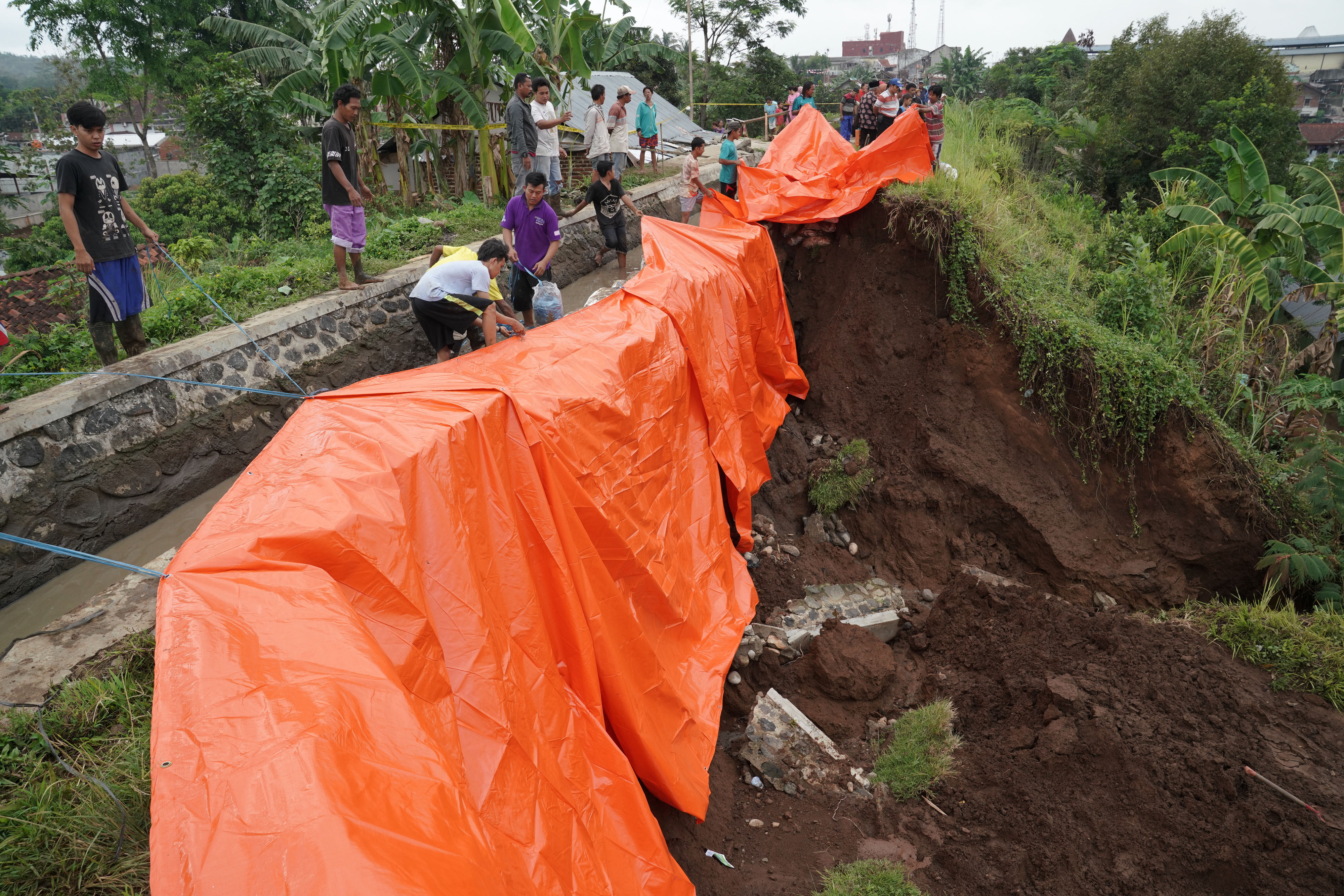 Longsor di Banjarnegara, Jawa Tengah menyebabkan sebuah rumah warga rusak tertimpa material longsor.