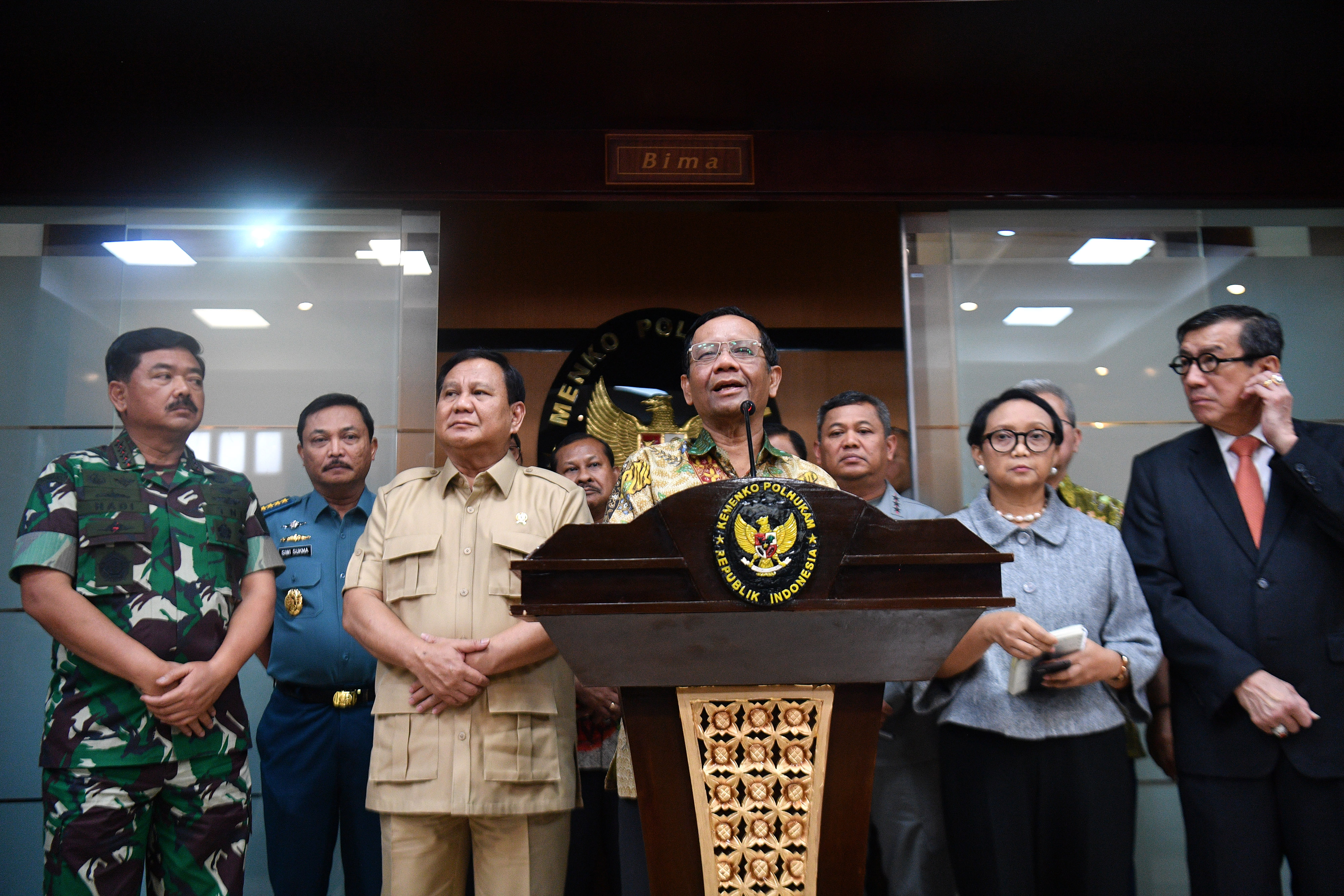 Menko Polhukam Mahfud MD (tengah) menyatakan tidak akan pernah mengakui klaim sepihak China atas teritorial di bagian laut Natuna.