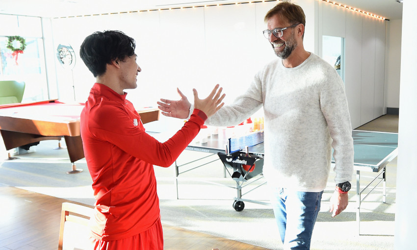 Takumi Minamino (kiri) bersama Juergen Klopp