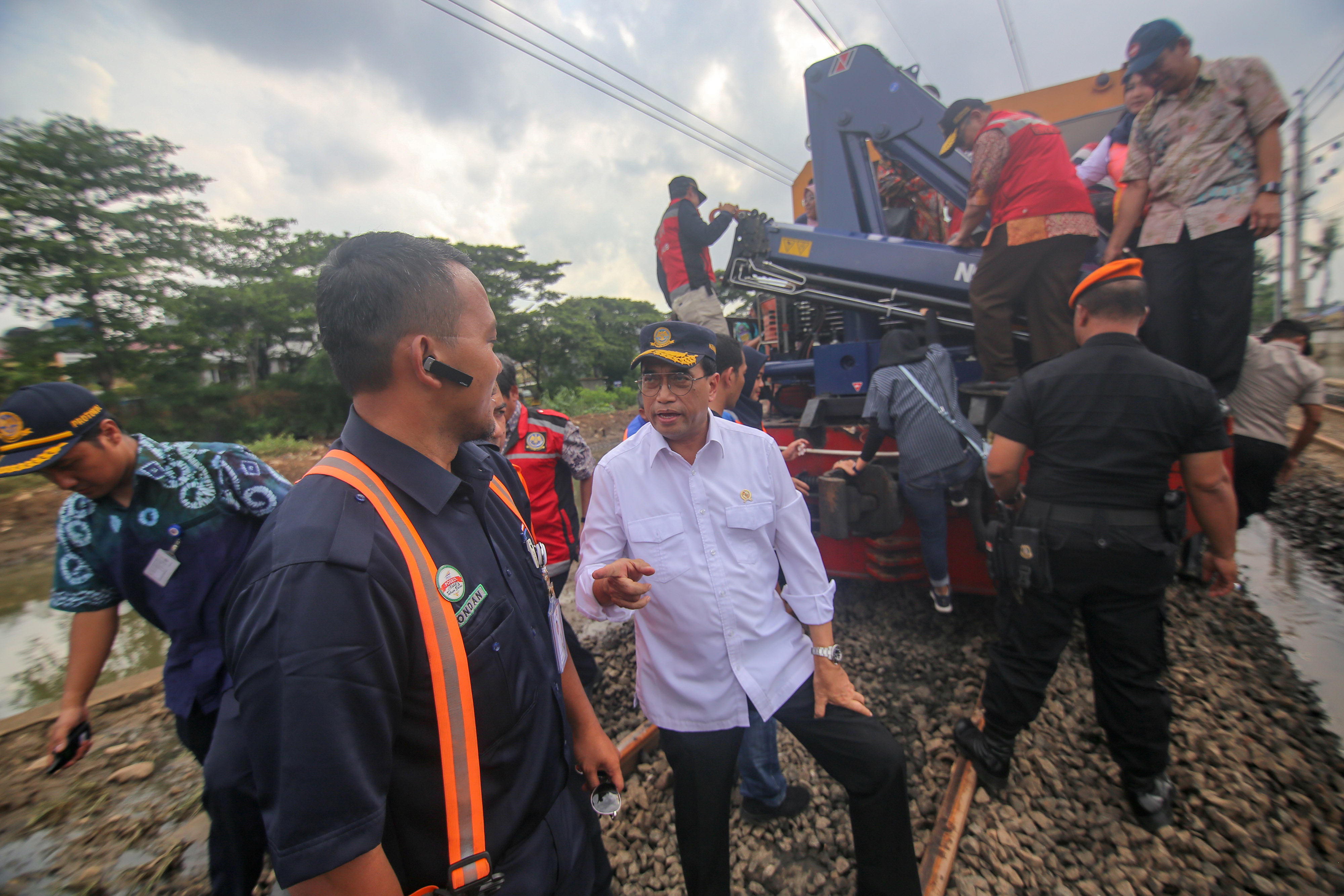 Menhub Budi Karya Sumadi (tengah) meninjau proses perbaikan jalur kereta yang rusak akibat banjir