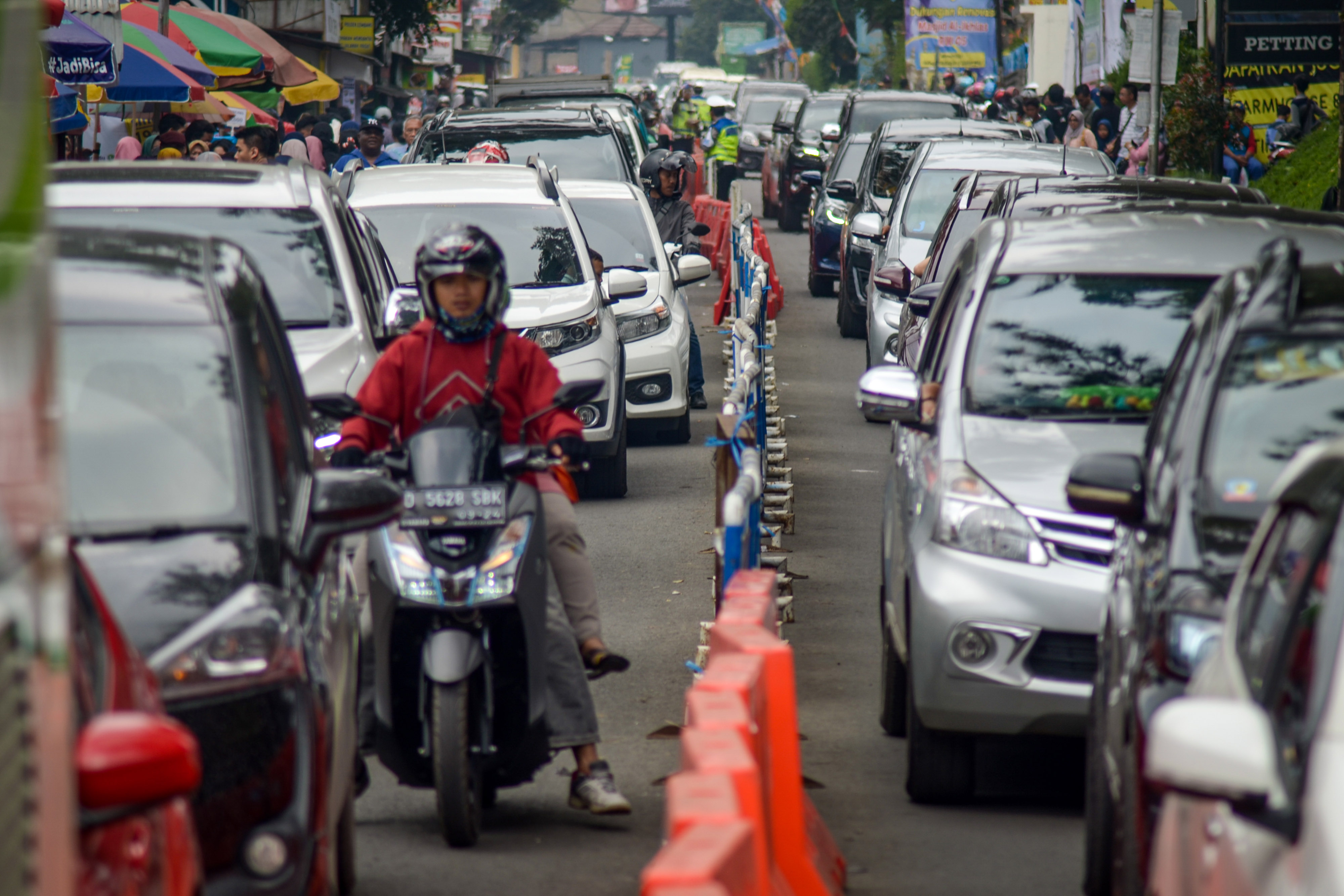 Setiap akhir pekan jalur menuju kawasan wisata ke Lembang selalu macet. 