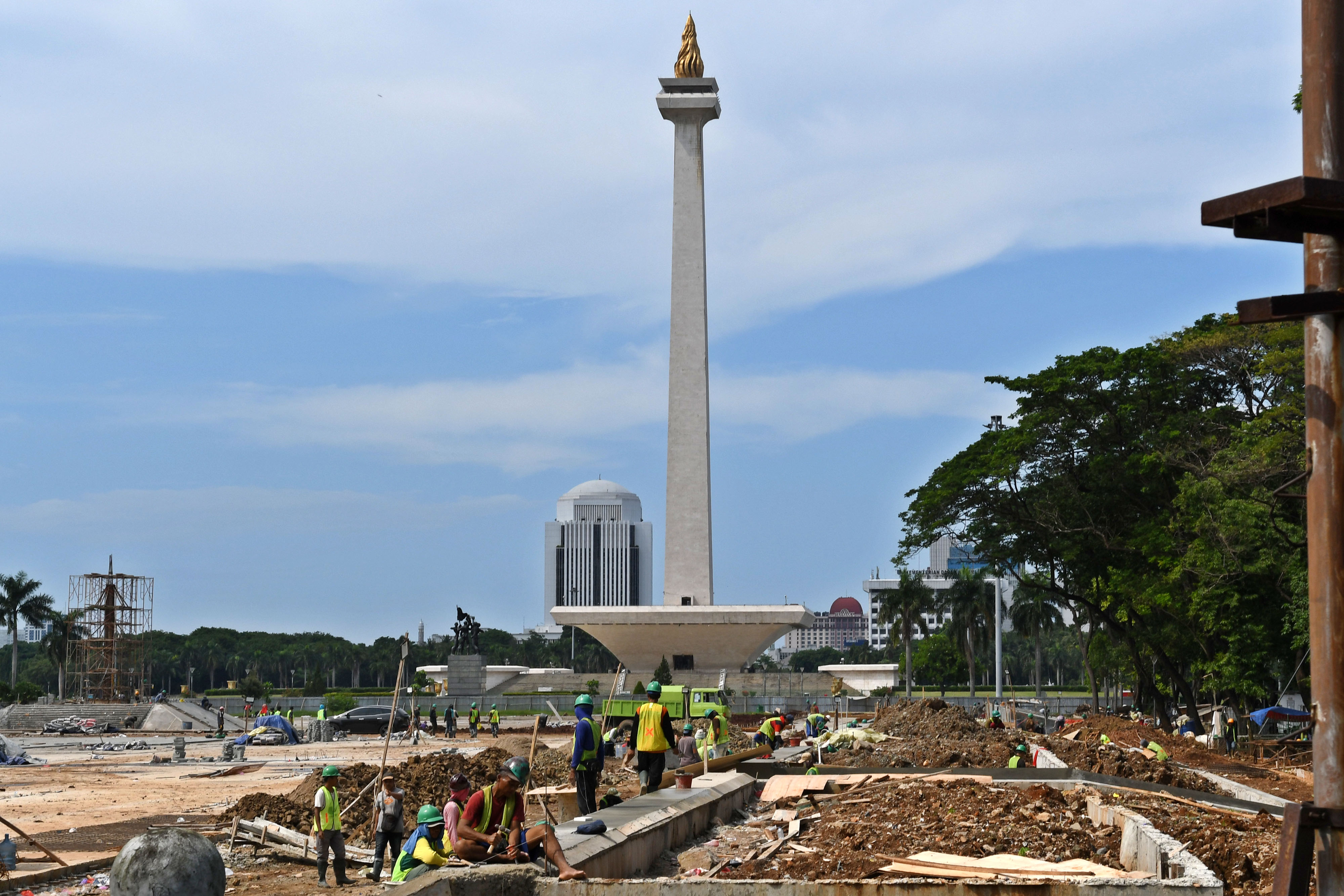  Sejumlah buruh mengerjakan pembangunan Plaza Selatan Monumen Nasional (Monas) di Jakarta, Rabu (22/1/2020).
