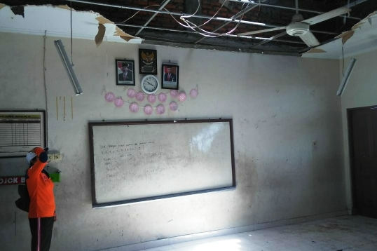 Atap plafon gedung SDN 2 Ribu Neneng, Kuta Utara, Kabupaten Badung, Bali rusak diterjang angin puting beliung. 