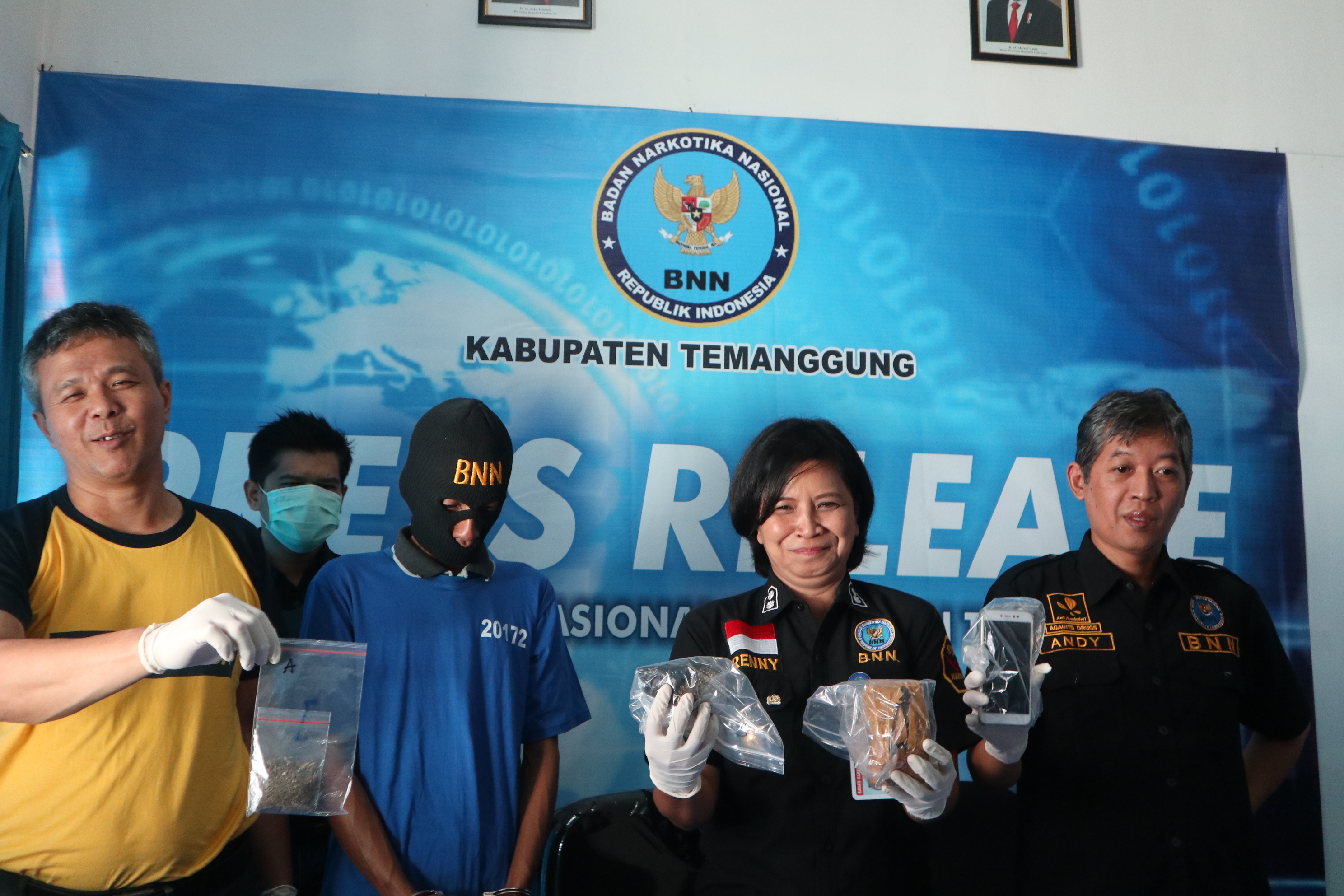 Gelar perkara BNN Kabupaten Temanggung mengungkap kasus peredaran ganja dengan barang bukti 290 gram ganja, Jumat (31/1/2020)