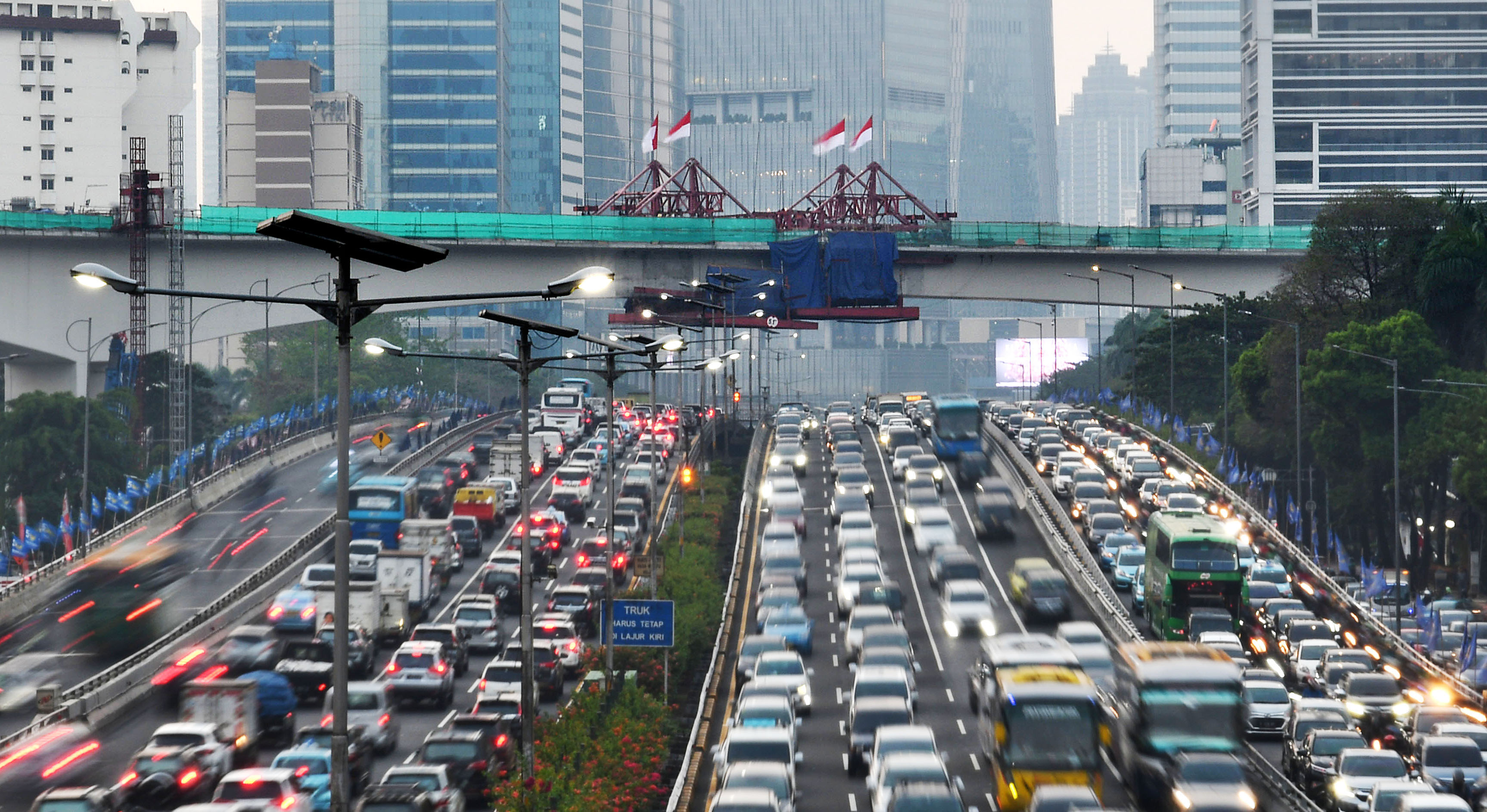 jembatan lengkung LRT Kuningan