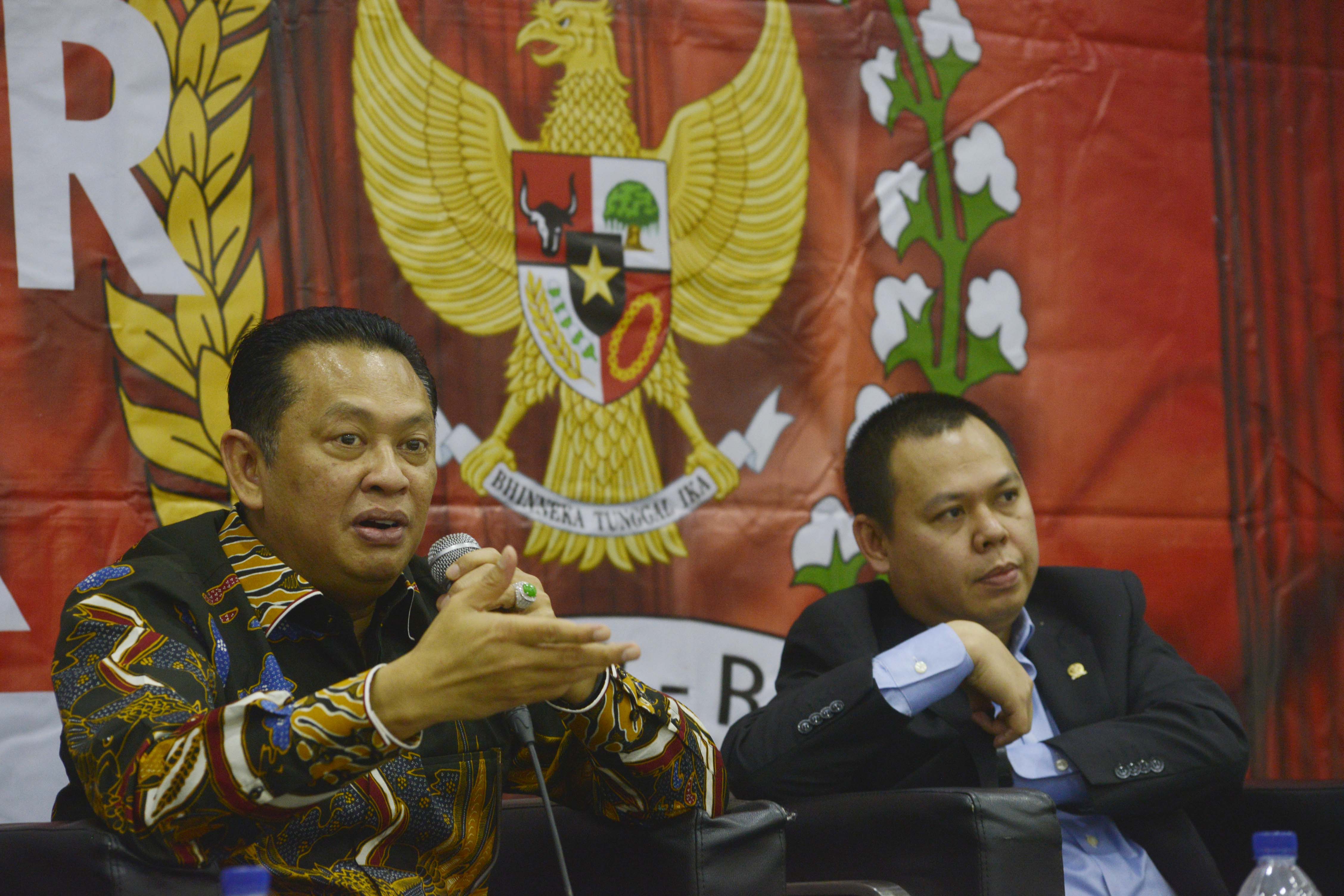 Ketua MPR Bambang Soesatyo (kiri)