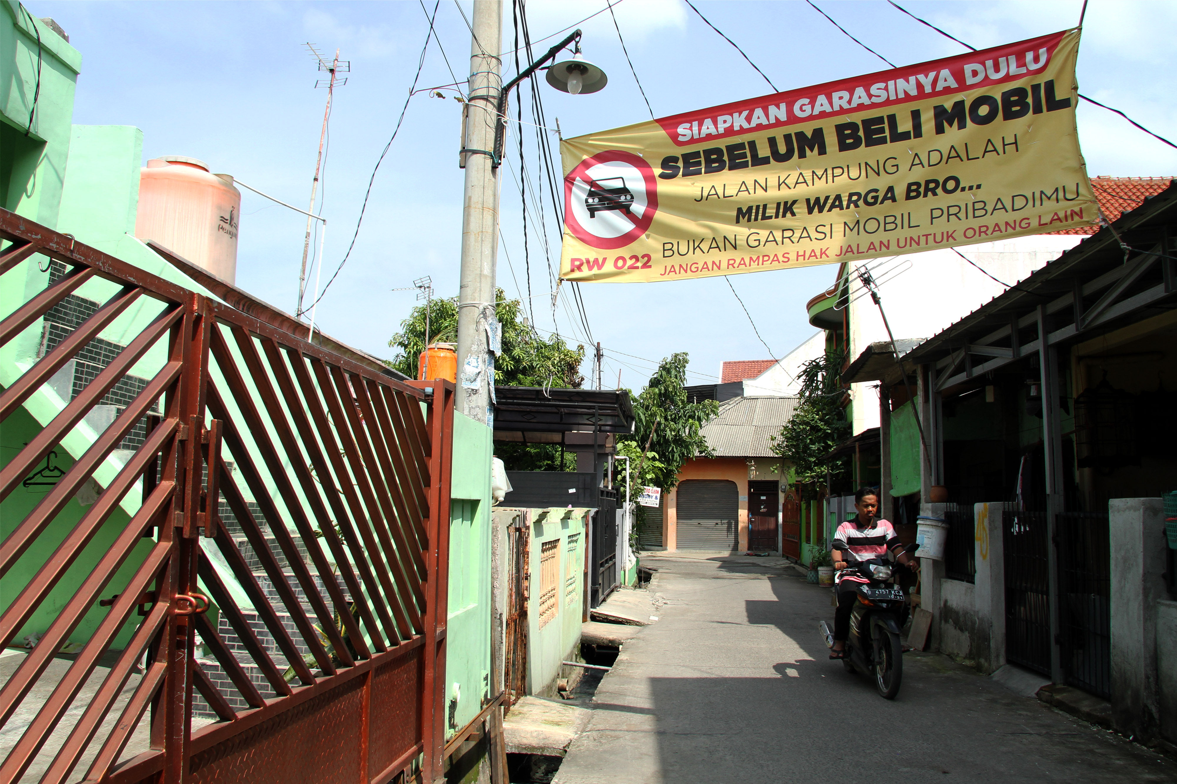 Spanduk soal kepemilikan garasi di RW 22 di  Harapan Jaya, Bekasi, Jawa Barat, 